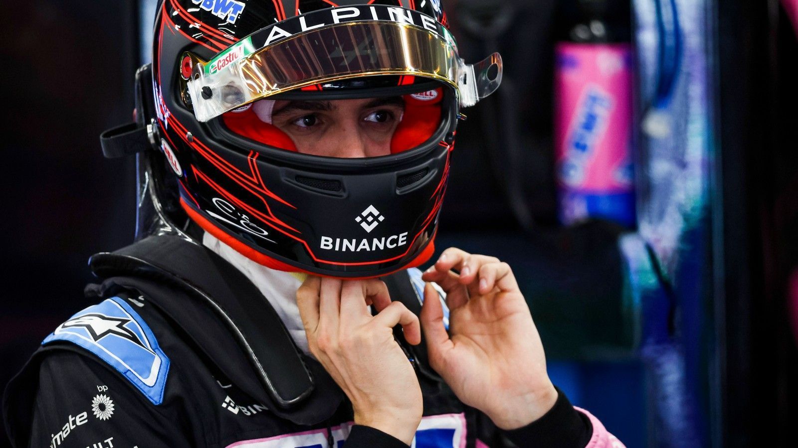 
                <strong>Gewinner: Esteban Ocon</strong><br>
                Wiedergutmachung von Esteban Ocon. Beim Formel-1-Auftakt lieferte Alpine-Pilot Esteban Ocon vor gut zwei Wochen eine Pannenshow sondersgleichen. Wieder und wieder wurde er aufgrund von verschiedener Vergehen bestraft, machte sich zum Gespött des Internets. In Saudi-Arabien läuft es deutlich besser. Als Achter sammelt er nicht nur seine ersten WM-Punkte dieser Saison, er lässt auch Teamkollege Pierre Gasly auf Rang neun hinter sich.
              