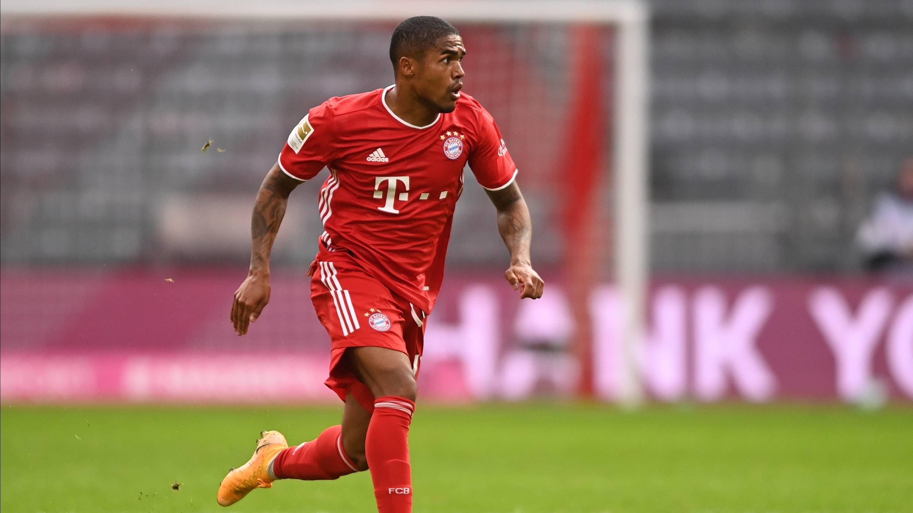 
                <strong>Douglas Costa</strong><br>
                
              