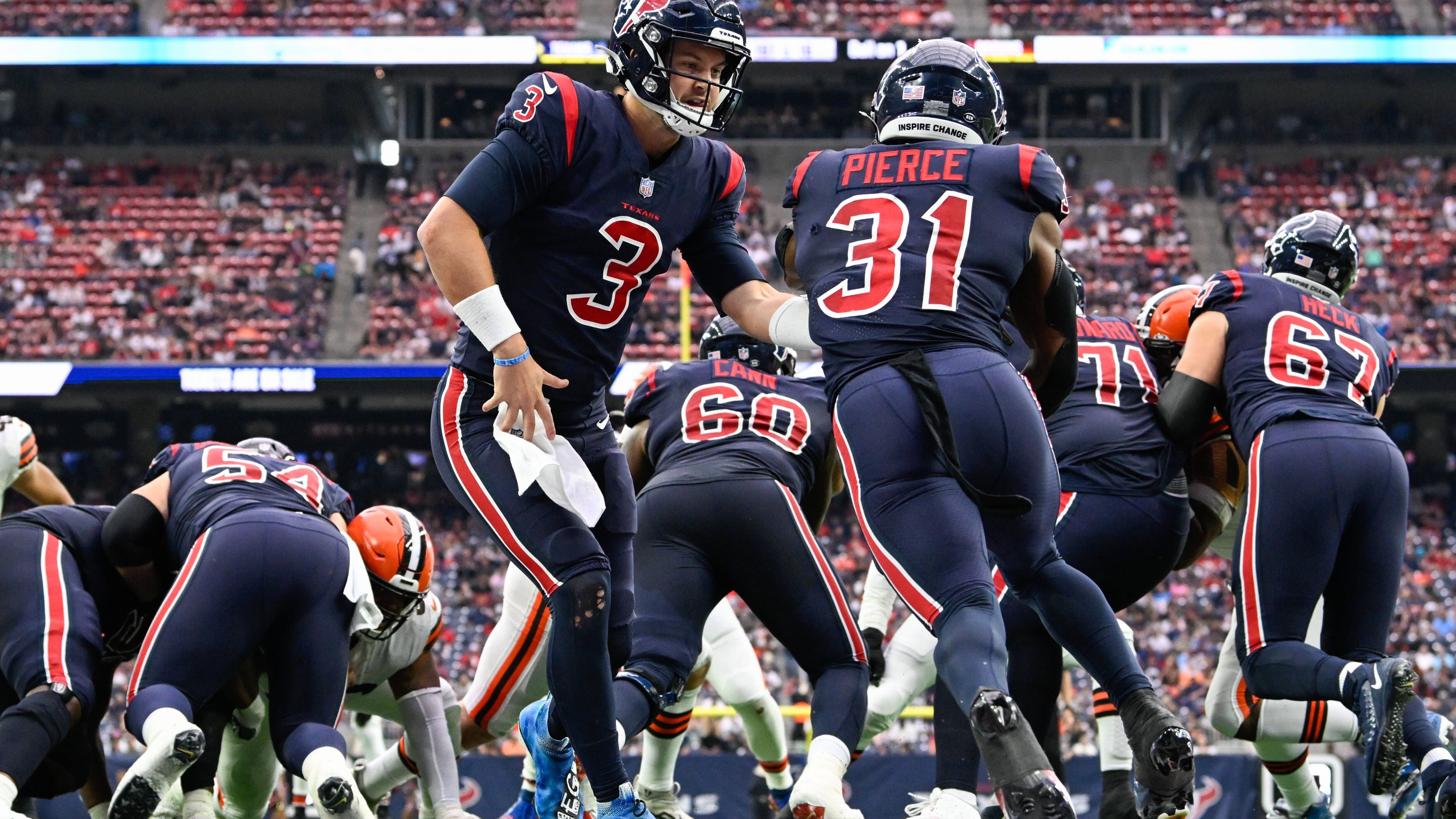 <strong>Houston Texans: Schwächen<br></strong>
                Neuer Trainerstab um Head Coach DeMeco Ryans, einige neue, junge Schlüsselspieler auf wichtigen Positionen und eine jahrelange Tristesse im NFL-Tabellenkeller in den vergangenen Spielzeiten: Gut Ding will Weile haben und auch bei den Texans wird es dauern, bis sich all die aufregenden Puzzle-Stücke zu einem Bild zusammengefunden haben.