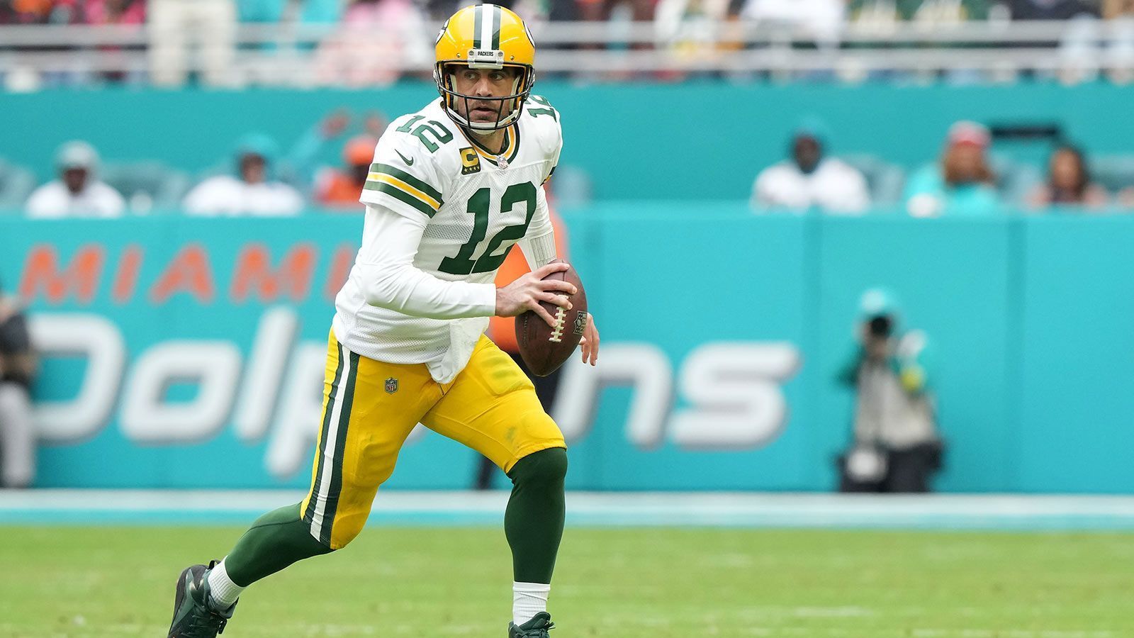 
                <strong>Platz 8: Aaron Rodgers (Green Bay Packers)</strong><br>
                &#x2022; Vertrag bis: 2026<br>&#x2022; Gesamtgehalt: 150.815.000 US-Dollar<br>&#x2022; Garantiesumme des Vertrages: 150.815.000 US-Dollar<br>&#x2022; Durchschnittsgehalt: 50.271.667 US-Dollar<br>
              