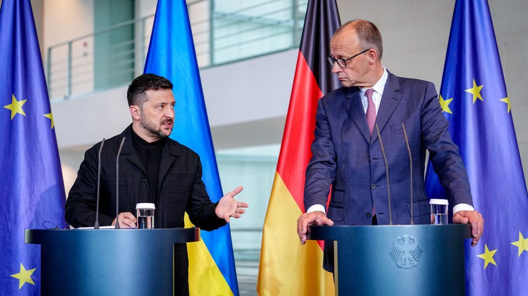 Der ukrainische Präsident Wolodymyr Selenskyj (links) und Deutschlands Kanzler Friedrich Merz traten in Berlin gemeinsam vor die Kameras.