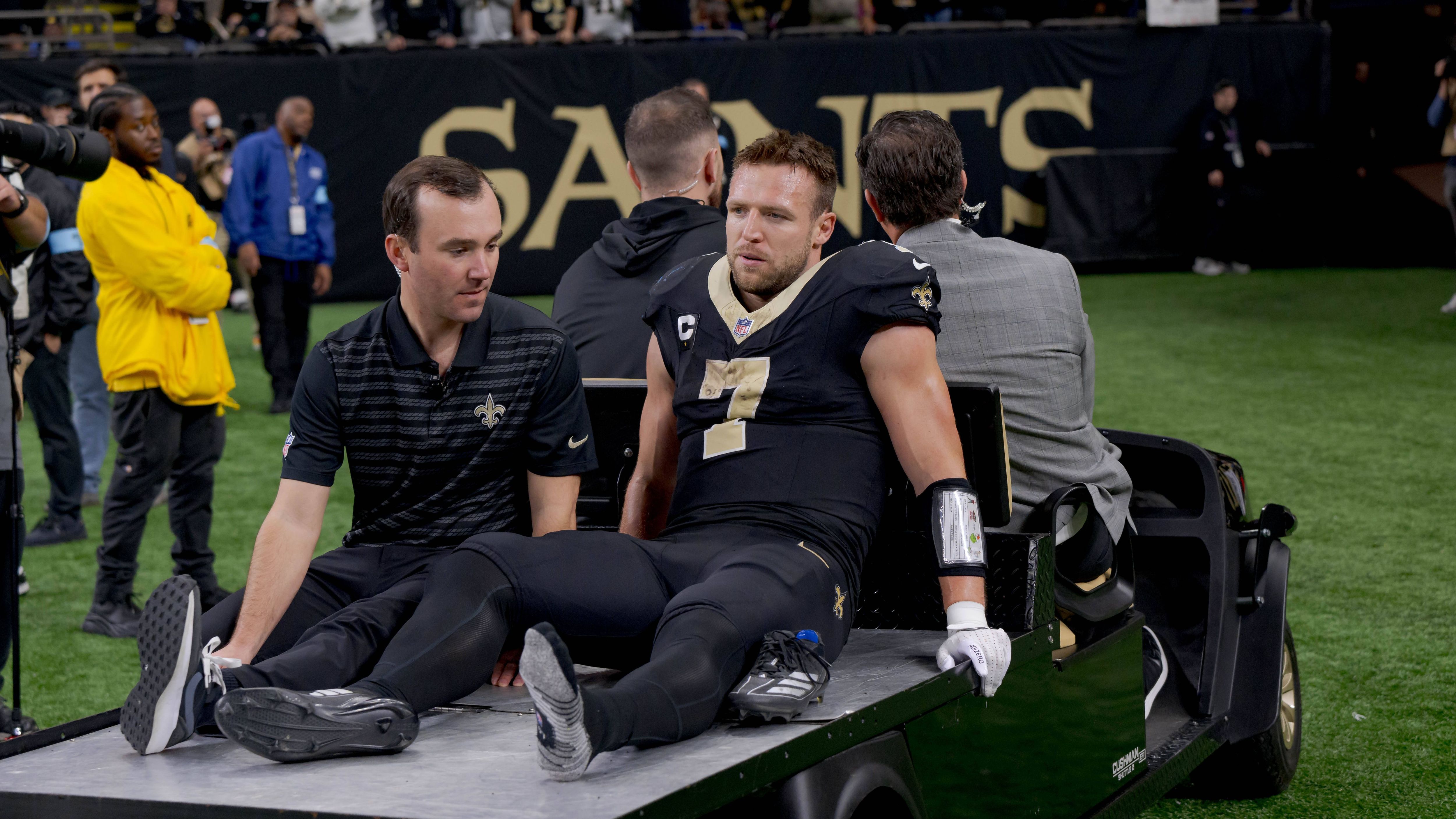 <strong>Taysom Hill (New Orleans Saints)</strong><br>Ganz bittere Nachricht für die New Orleans Saints. Die flexible Offensivwaffe Taysom Hill hat sich im Spiel gegen die Los Angeles Rams einen Kreuzbandriss zugezogen. Auch weitere Schäden im Knie sollen vorliegen. Damit ist die Saison für den 34-Jährigen vorzeitig beendet. Mit Hill verlieren die Saints ihren wohl variabelsten Spieler der Offense.