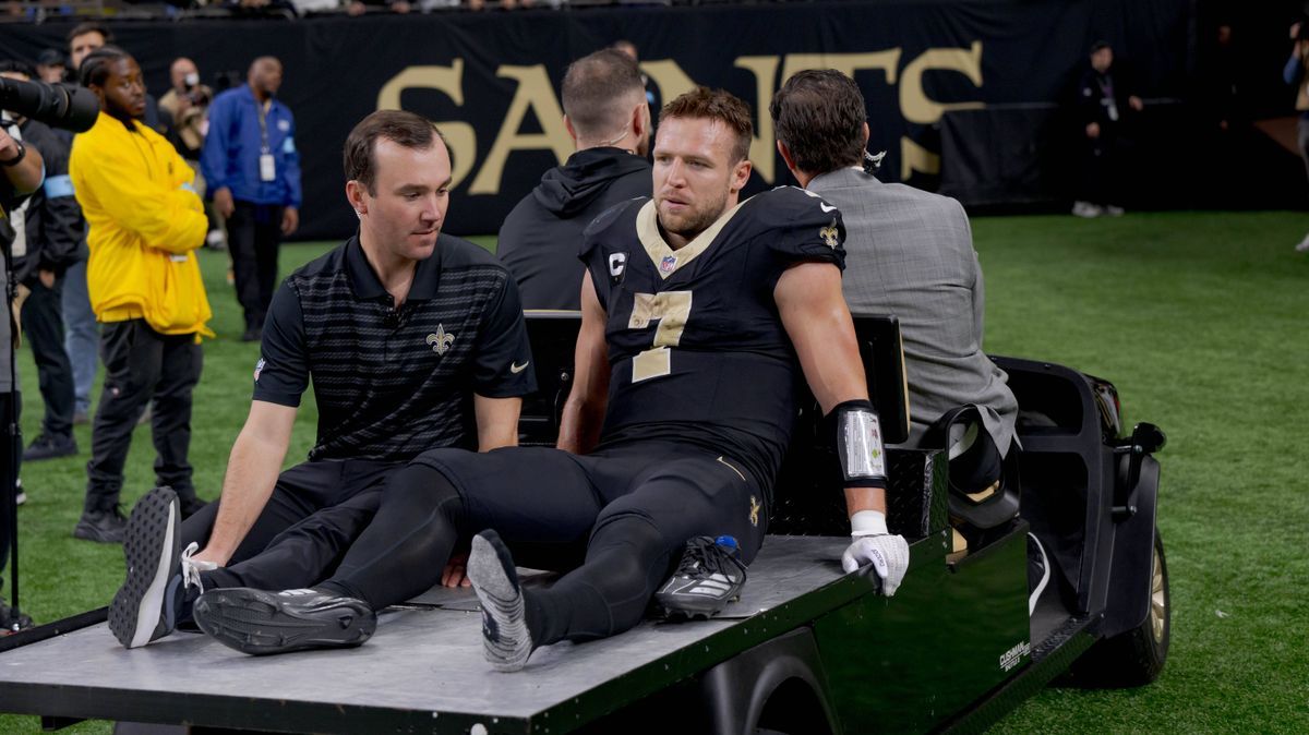 NFL, American Football Herren, USA Los Angeles Rams at New Orleans Saints Dec 1, 2024; New Orleans, Louisiana, USA; New Orleans Saints tight end Taysom Hill (7) leaves the field after an injury aga...