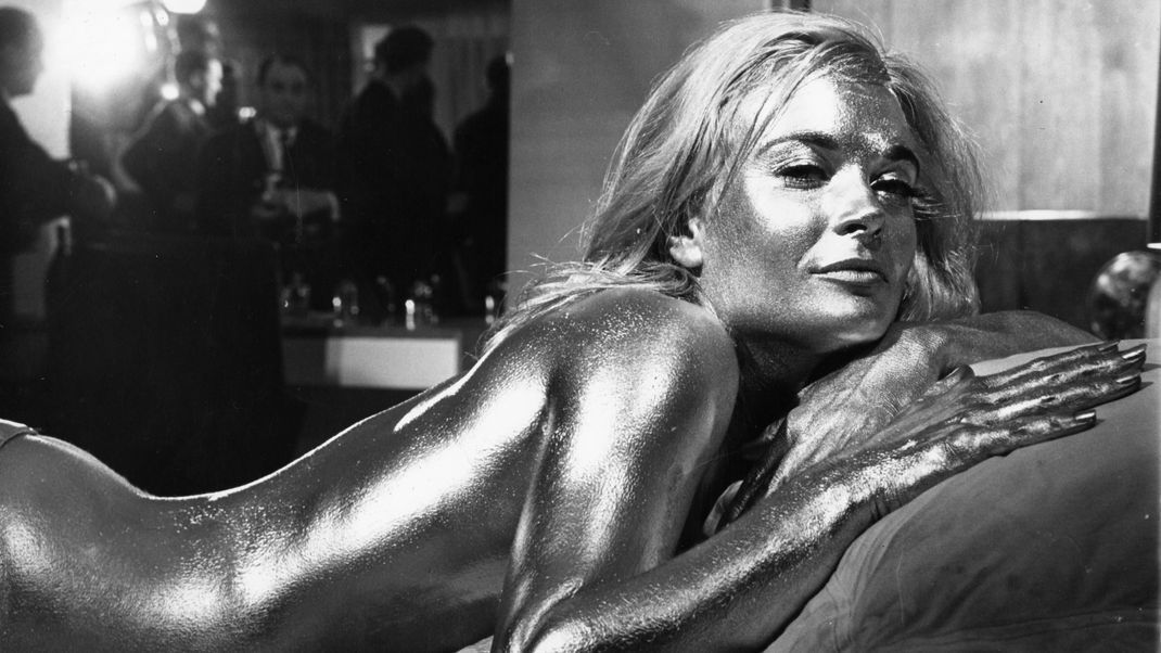 Shirley Eaton als Bond-Girl im Film "Goldfinger" (1964).