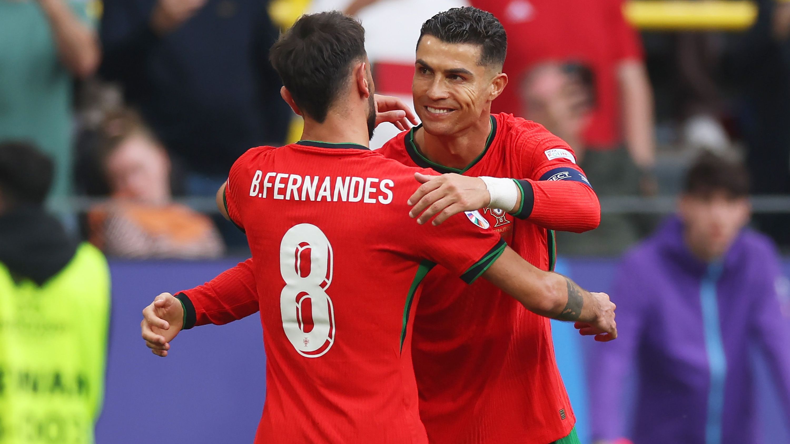 <strong>Neuer Rekord für uneigennützigen CR7</strong><br>Beim Treffer zum 3:0 für Portugal trat dann CR7 in Szene. Vor dem türkischen Keeper schloss der Routinier nicht selbst ab, sondern spielte quer auf Bruno Fernandes. Mit dieser Vorlage hat er nun insgesamt sieben in seiner EM-Historie, was einen Rekord bedeutet. Er überholte damit den Tschechen Karel Poborsky.