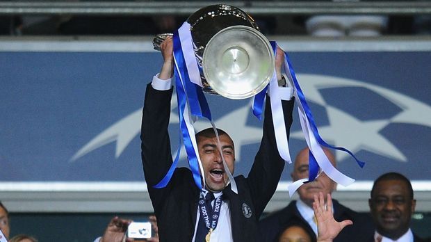 
                <strong>Roberto Di Matteo (2012)</strong><br>
                Roberto Di Matteo (2012): Di Matteo holt sich das Vertrauen der Spieler zurück und führt Chelsea zu einem kaum mehr für möglich gehaltenen Champions-League-Triumph. Im Halbfinale schaltet er mit einer Defensiv-Strategie und viel Glück den FC Barcelona aus, im "Finale Dahoam" lässt der FC Bayern viele Chancen liegen, die "Blues" gewinnen nach Elfmeterschießen. Seine ersten Saison als Cheftrainer endet nach schlechten Resultaten allerdings bereits im November. 
              