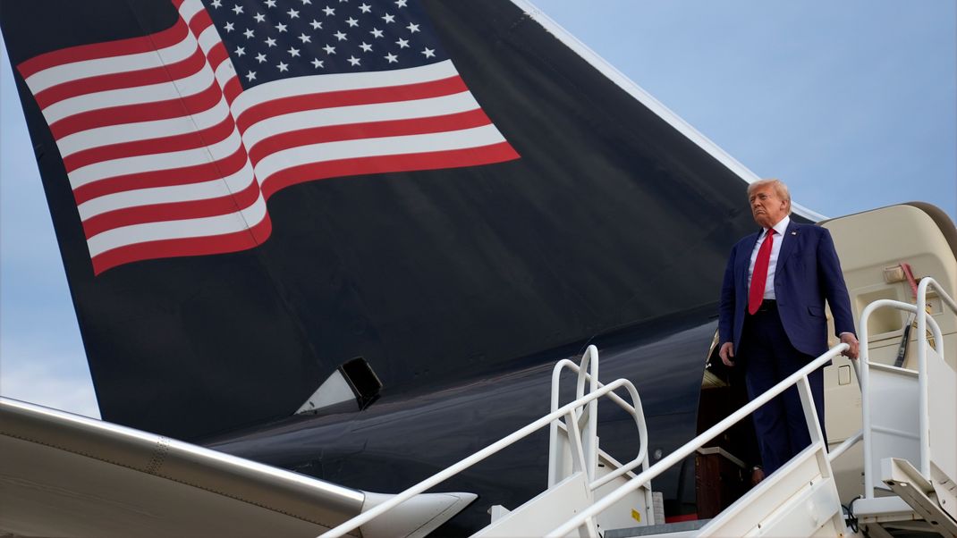 Der republikanische Präsidentschaftskandidat und ehemalige US-Präsident Donald Trump kommt am Fayetteville Regional Airport an, um an einer Bürgerversammlung teilzunehmen. Ist im Wahlkampf um den Präsidentschaftsposten wirklich alles erlaubt?