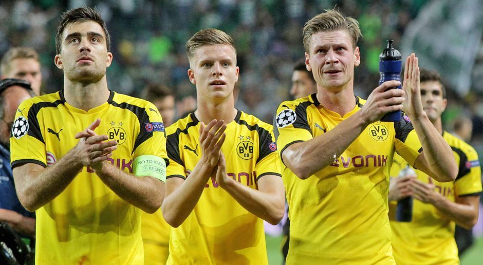 
                <strong>Champions-League-Debüt</strong><br>
                Beim Auswärtsduell in der Champions-League-Gruppenphase gegen Sporting Lissabon startete Burnic ebenfalls auf der BVB-Bank, doch in der Nachspielzeit war es dann so weit: Der 18-Jährige (Mitte) wurde immerhin für eine Minute eingewechselt und feierte so sein Debüt in der Königsklasse. Seine ersten acht Monate als Dortmund-Profi krönte das Mittelfeld-Talent nun mit seinem Startelf-Einsatz gegen die Lilien in der Bundesliga - auch wenn der BVB das Spiel mit 1:2 verlor. Dzenis Burnic ist damit ein Name, den man sich für die Zukunft in Dortmund merken sollte. 
              