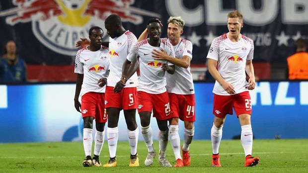 
                <strong>Platz 9 - RB Leipzig (fünf Spiele, zwölf Punkte, 10:8 Tore)</strong><br>
                Auch in dieser Spielzeit scheint RB Leipzig wieder zu den Top-Teams in Deutschland zu gehören. Die Sachsen mischen erneut oben mit und zeigten gerade in den zurückliegenden Wochen tolle Spiele und bemerkenswerte Ergebnisse - national wie international. Das Team von Coach Ralph Hasenhüttl gewann drei Bundesliga-Spiele in Folge, mit dem 3:2-Sieg im Dortmunder Signal Iduna Park als sportliches Highlight. Und in der Königsklasse schrieb Leipzig zuletzt sogar Vereinsgeschichte. Der 3:2-Erfolg gegen den FC Porto war der erste in der noch jungen Historie Leipzigs.
              
