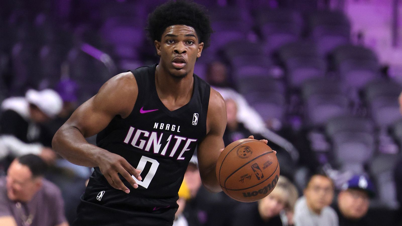 
                <strong>3. Pick: PORTLAND TRAIL BLAZERS Scoot Henderson (Guard, G-League Ignite, 3. Februar 2004) </strong><br>
                Stats 22/23: 17,6 Punkte, 5,1 Rebounds, 6,4 Assists, Quoten: 44/32/75 (25 Spiele)Es gilt als sicher, dass die Top 3 aus Wemby, Miller und Scoot besteht – in diesem Fall wäre Henderson also die Nummer drei, ob nun in Portland oder bei einem anderen Team. Bei ihm ist die Upside in jedem Fall gegeben, in vielen anderen Jahrgängen wäre er die Nummer eins. Er muss beim Dreier zwar unbedingt noch zulegen, ansonsten ist seine Kombination aus elitärer Athletik, Übersicht und Scoring-Potenzial aber extrem reizvoll, selbst wenn er mit 1,88 m nicht der größte Spieler ist (dafür hat er eine große Armspannweite von 2,06 m). Die Teams, die aktuell noch versuchen, in die Top 3 zu traden, tun das eher für Henderson als für Miller.
              