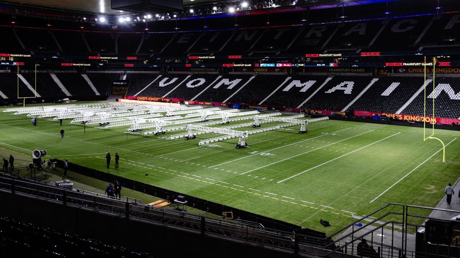 <strong>NFL in Frankfurt: So wird aus dem Eintracht-Stadion ein NFL-Tempel</strong><br>Der wichtigste Aspekt für das sportliche Geschehen und vielleicht die aufwändigste Maßnahme: Das Spielfeld muss verlängert, der Rasen muss komplett ausgetauscht werden. Denn die Maße eines Bundesliga-Spielfelds (105 m x 68 m) unterscheiden sich deutlich von denen in der NFL (110 x 49 Meter).