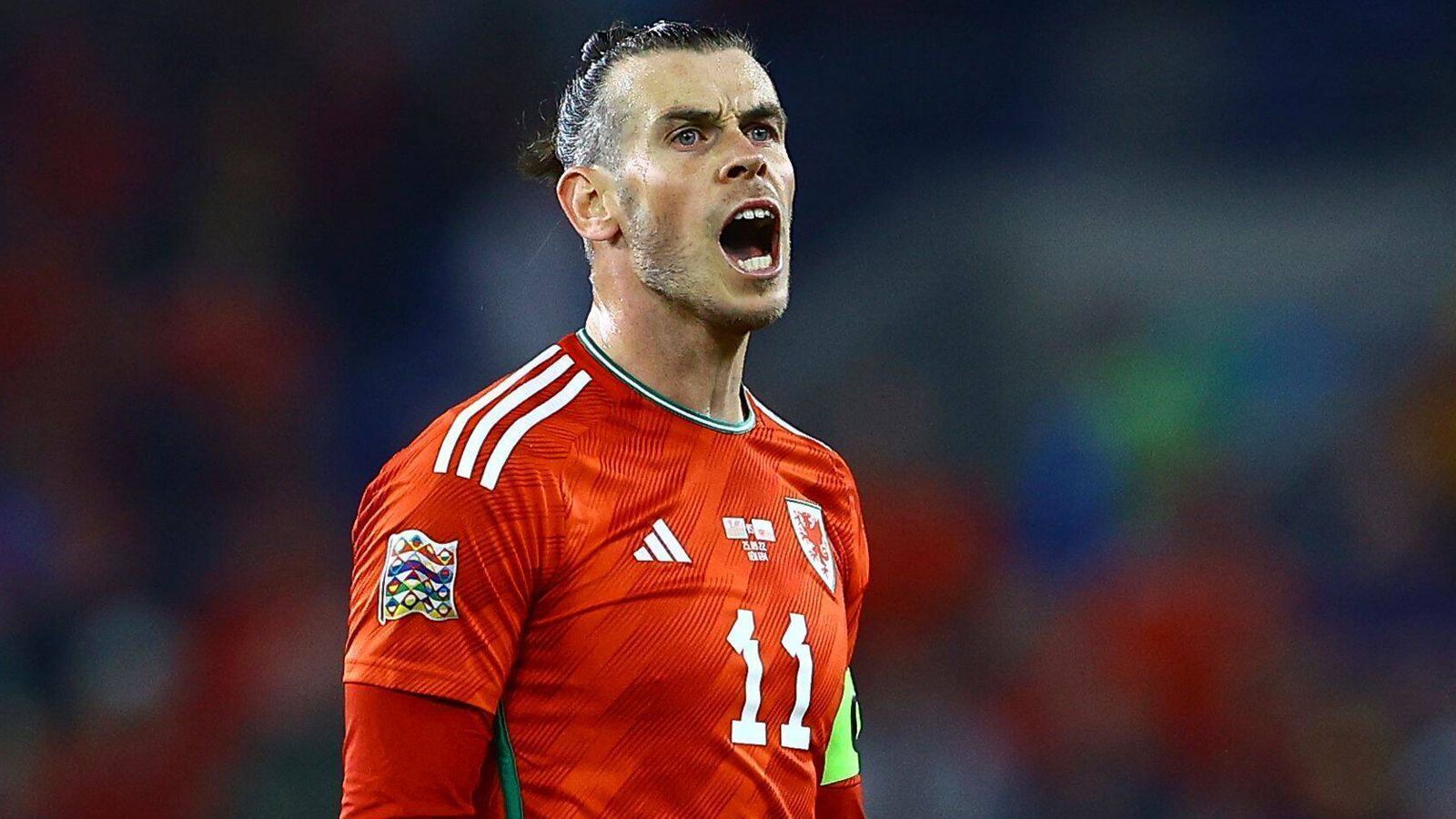 
                <strong>Gareth Bale (Wales)</strong><br>
                Was für Lewandowski gilt, gilt auch für Gareth Bale. Mit Real Madrid feierte der Angreifer großartige Erfolge, mit dem kleinen Wales sind die Chancen bei der WM gering. Schon die Teilnahme an dem Turnier ist ein großer Erfolg, dementsprechend stolz wird der 33-Jährige sein Team in Katar auf den Platz führen. Und wer weiß, was passiert? Bei der EM im vergangenen Jahr zog Wales immerhin ins Achtelfinale ein.
              