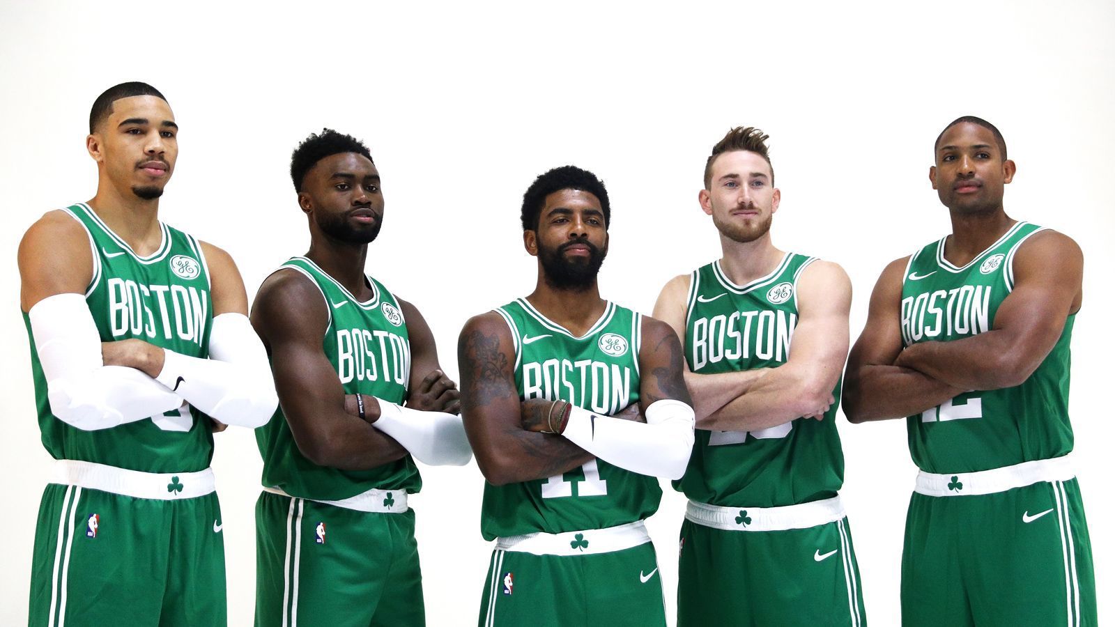 
                <strong>1. Platz im Osten: Boston Celtics</strong><br>
                Schon in der vergangenen Saison konnten die Celtics in den Playoffs nur durch LeBron James gestoppt werden. Jetzt kommen mit Gordon Hayward und Kyrie Irving zwei All-Stars zurück, die das ohnehin schon starke Team um Al Horford und die beiden Top-Talente Jaylen Brown und Jayson Tatum komplettieren. Dazu kommen Bank-Spieler wie Terry Rozier, Marcus Smart, Marcus Morris und der wiedergenesene Deutsche Daniel Theis. 
              