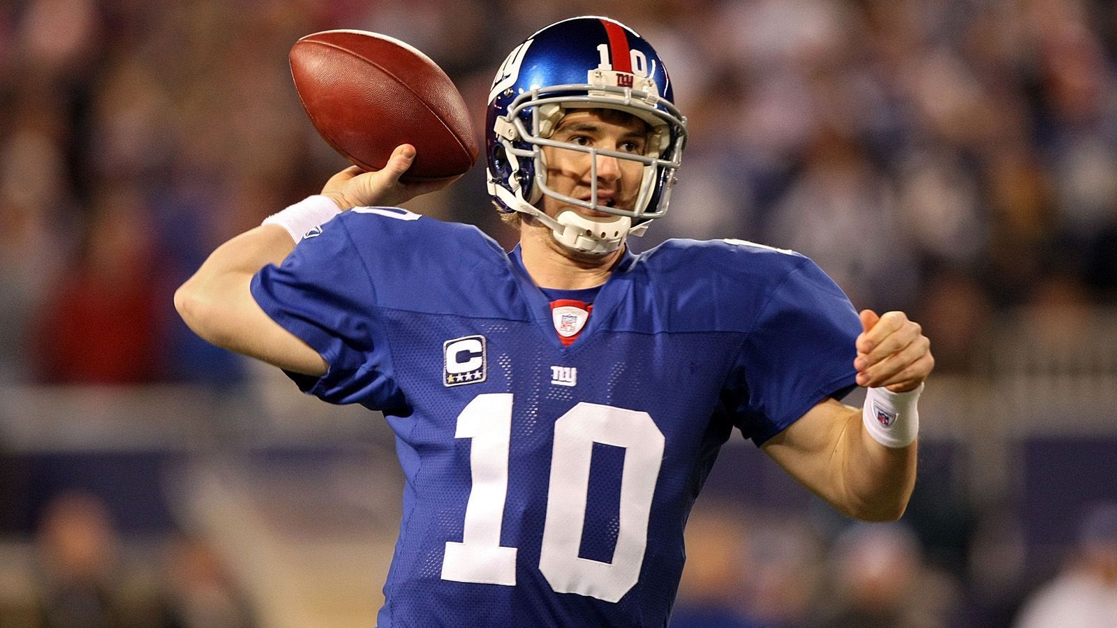 
                <strong>Saison 2007</strong><br>
                In seiner dritten Saison als Starting Quarterback holte Eli Manning mit den New York Giants erstmals den Super Bowl nach einem 17:14-Erfolg gegen die New England Patriots um Star-Quarterback Tom Brady. Neben der Vince Lombardi Trophy konnte Manning in dieser Spielzeit zudem 6.450.000 Dollar Grundgehalt, 1.000.000 Dollar Roster Bonus, 900.000 Restructure Bonus und 5.000.000 Dollar Option Bonus einsacken, machte am Ende insgesamt 13.350.000 Dollar.
              