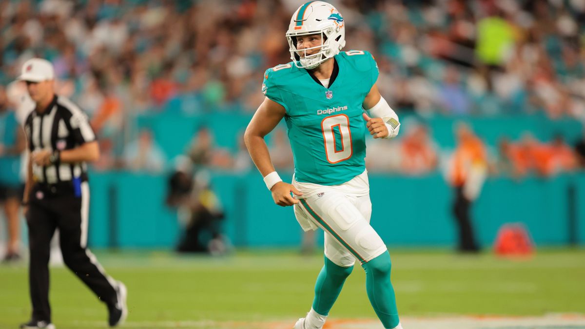 NFL, American Football Herren, USA Jacksonville Jaguars at Miami Dolphins Aug 23, 2025; Miami Gardens, Florida, USA; Miami Dolphins quarterback Zach Wilson (0) runs on the field against the Jackson...