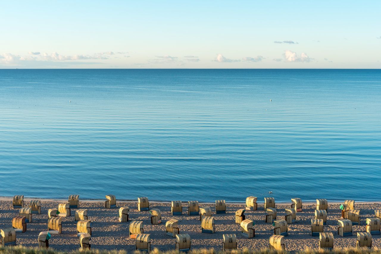 2.200 Sonnenstunden im Jahr, 300 Kilometer Radwege, 42 Dörfer, 17 Surfspots, 17 Camping-Plätze, vier Naturschutzgebiete, eine Bimmelbahn: Die Ostee-Insel Fehmarn zwischen der Kieler Bucht und der Mecklenburger Bucht ist ein Tausendsassa. Die Altstadt im Hauptort Burg lädt zu Sightseeing-Touren ein, Nichtstun funktioniert am besten in einem Strandkorb im Süden der Insel. Burgtiefe verfügt über den längsten Sandstrand Fehmarns 