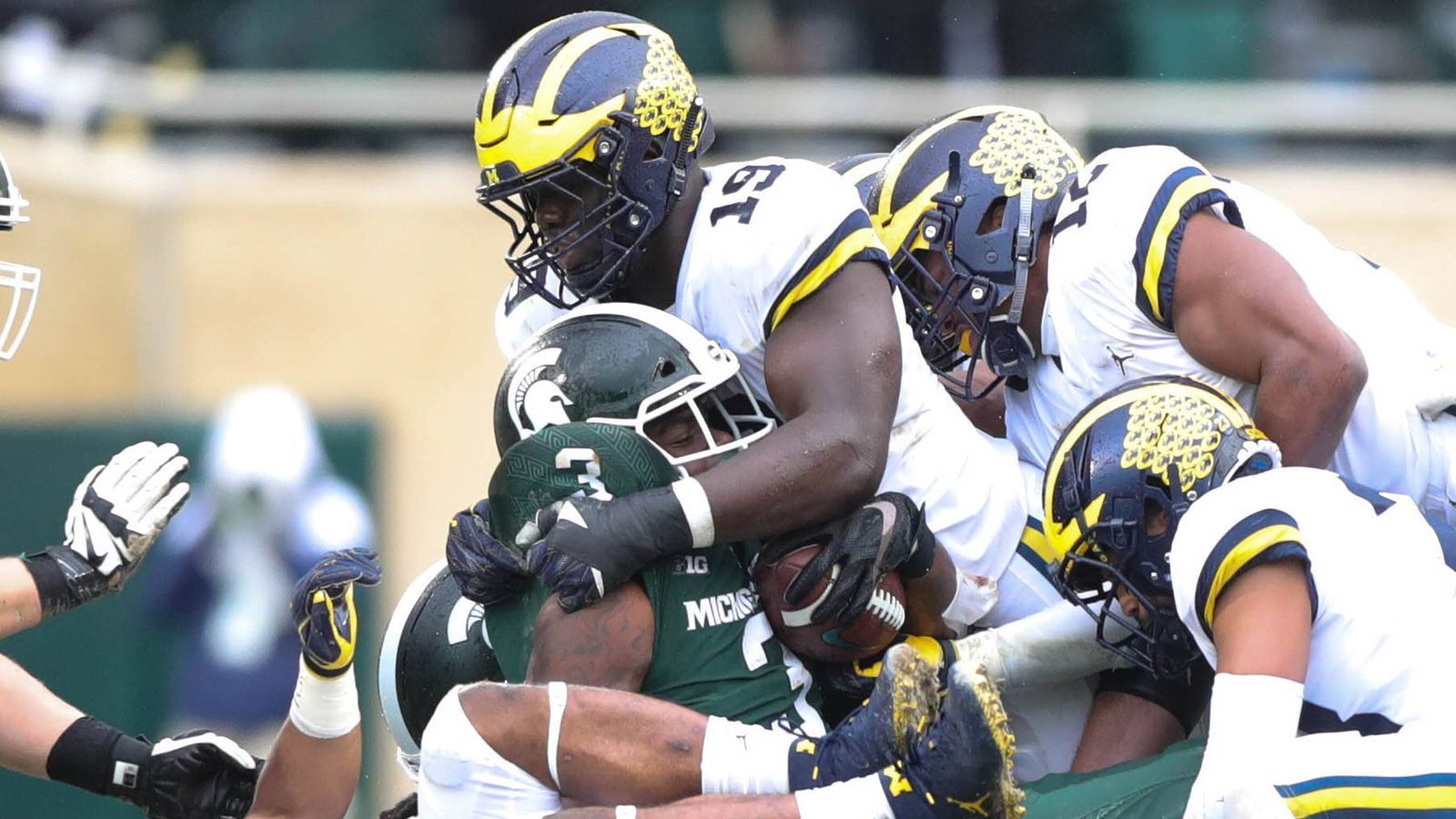 
                <strong>Kwity Paye (Defensive End, Michigan)</strong><br>
                Kwity Paye spielte vier Jahre für Michigan. Seine auffälligste Saison hatte er im Jahre 2019, als er 6,5 Sacks und 12,5 Tackles for Loss verbuchte. Der 1,93 Meter große und 123 Kilogramm schwere Defensive End gelingt aufgrund seiner Explosivität sehr schnell in das gegnerische Backfield. Er erfüllt alle physischen Voraussetzungen für die NFL. In der verkürzten Saison 2020 kam er in vier Spielen auf zwei Sacks und vier Tackles for Loss. Paye stammt ursprünglich aus Guinea, wurde dort in einem Flüchtlingslager geboren und kam gemeinsam mit seinen Eltern im Alter von sechs Monaten in die USA.
              