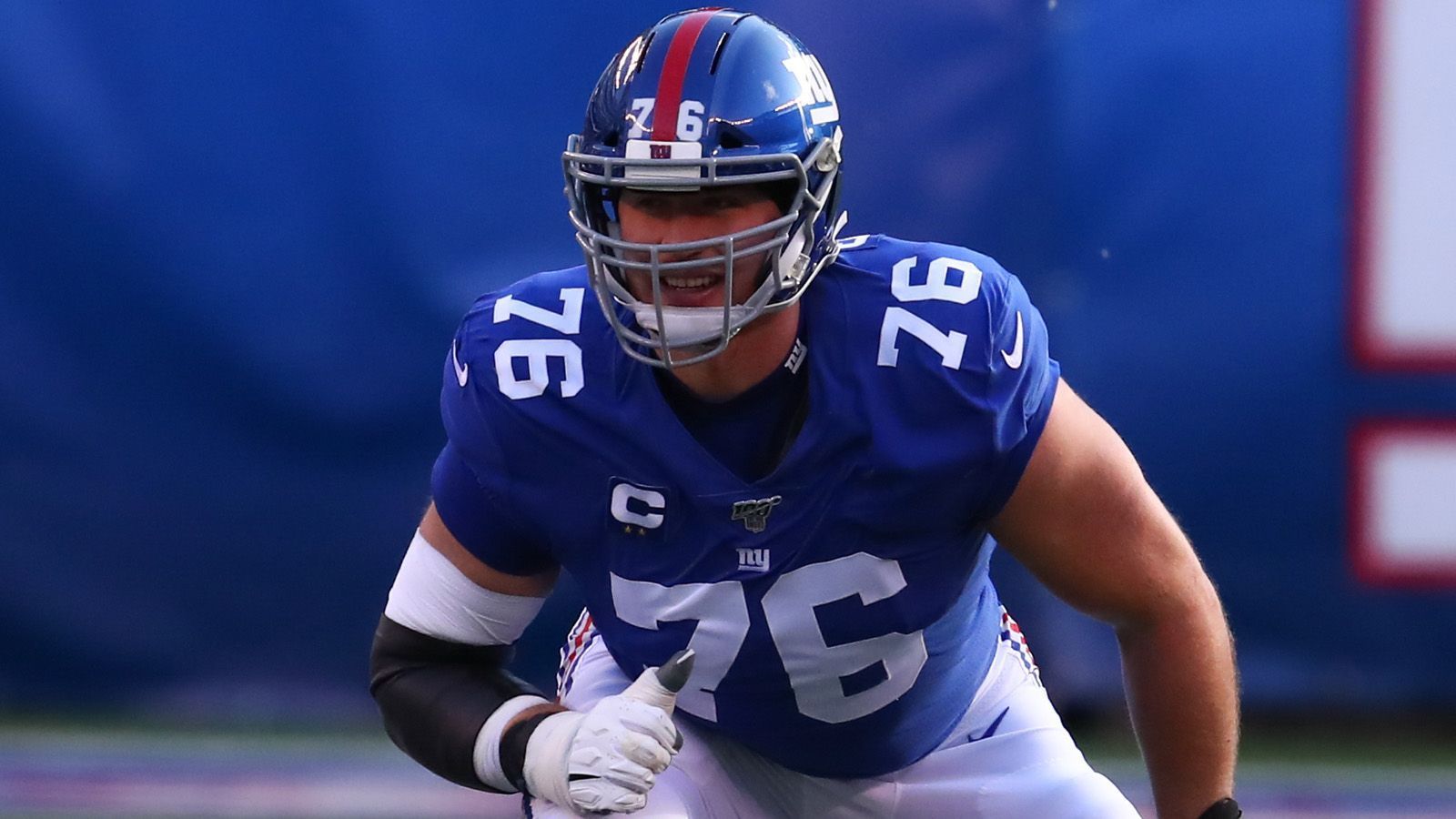 
                <strong>Nate Solder (New York Giants)</strong><br>
                Der Offensive Tackle zählt zu den bekanntesten Spielern, die die Opt Out wählten. Nate Solder gewann mit den New England Patriots zwei Mal den Super Bowl, wechselte 2018 zu den New York Giants und wurde mit einem Vier-Jahres-Vertrag über 62 Millionen Dollar zum bestbezahlten Offensive Liner der NFL. Da er und auch sein 5-jähriger Sohn einst an Krebs erkrankten, zählt er zu den Risikopersonen und setzte die Saison aus. Die komplette Spielzeit lediglich vor dem Fernseher zu verfolgen, fiel ihm allerdings schwer, wie er im Gespräch mit "ESPN" verriet...
              