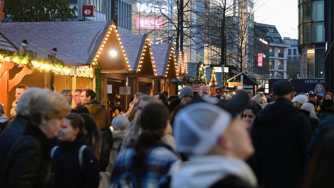 Die Weihnachtsmärkte in der Düsseldorfer Innenstadt mussten wegen einer Drohung geschlossen werden.