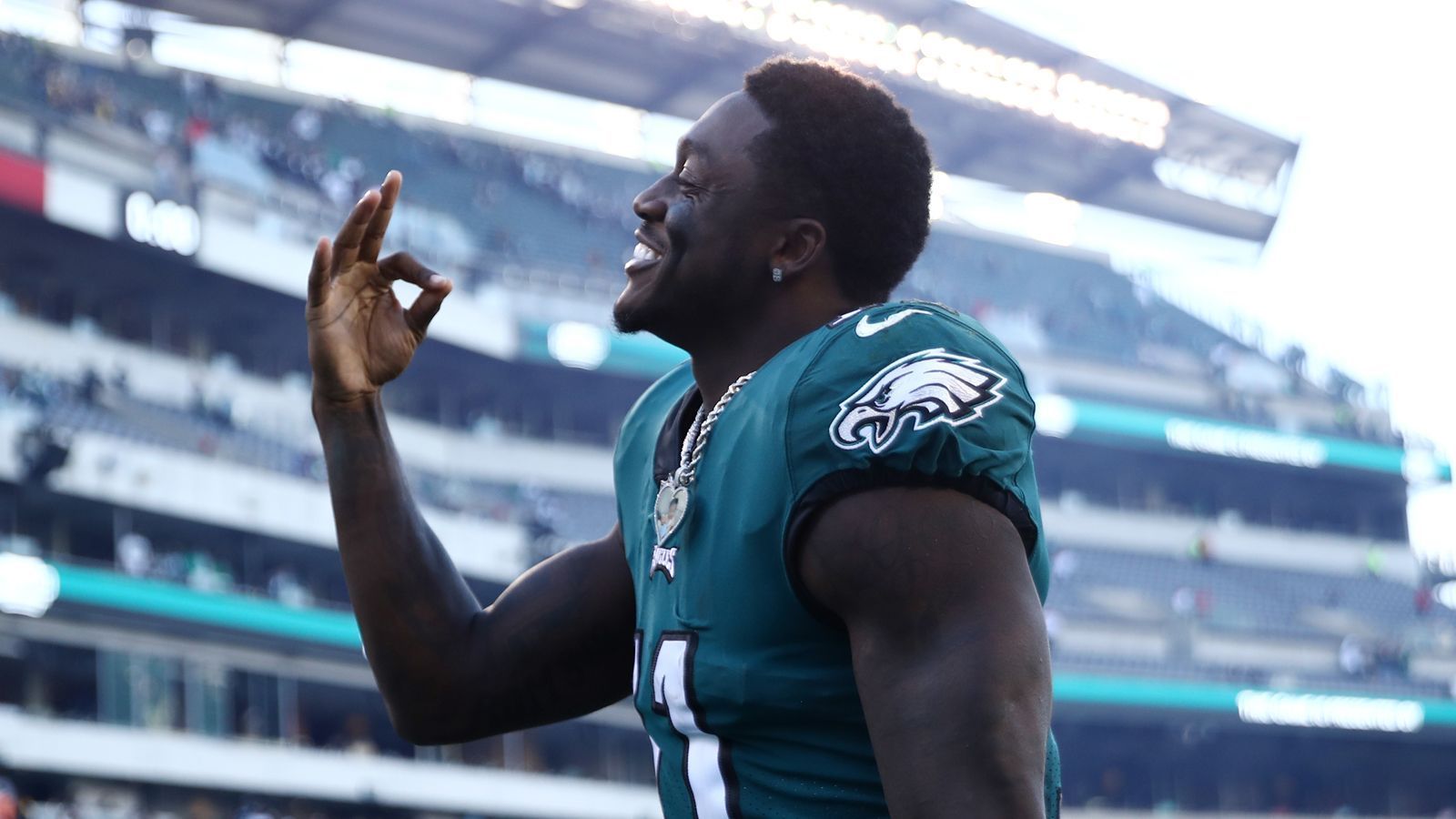 
                <strong>Gewinner: A.J. Brown</strong><br>
                Die Philadelphia Eagles stehen 7-0 - das erste Mal seit 2004. Und das im ersten Eagles-Jahr von Arthur Juan Brown, genannt A.J. Brown. Auch gegen die Pittsburgh Steelers brachte Brown dem Team drei Touchdowns bei 156 Yards. In dieser Saison erreichte Brown bisher 39 Receptions, 659 Receiving Yards und fünf Touchdowns. Zum Vergleich: die Titans, welche er verlassen hat, kommen mit ihrem gesamten Receiver Corps auf 51 Receptions, 658 Receiving Yards und nur einem Touchdown. Keine andere Receiver-Gruppe kommt nach acht Wochen auf schlechtere Werte. 
              
