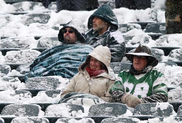 
                <strong>Die Hartgesottenen</strong><br>
                Den Fans, zumindest einigen wenigen, macht das Wetter jedoch keinen Strich durch die NFL-Rechnung. Die Eagles-Anhänger wollen Football sehen, komme was wolle
              