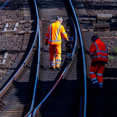 Die Bahn bekommt Milliarden aus dem Sondervermögen des Bundes. Das Geld wird dringend gebraucht, um das marode Schienennetz zu sanieren.