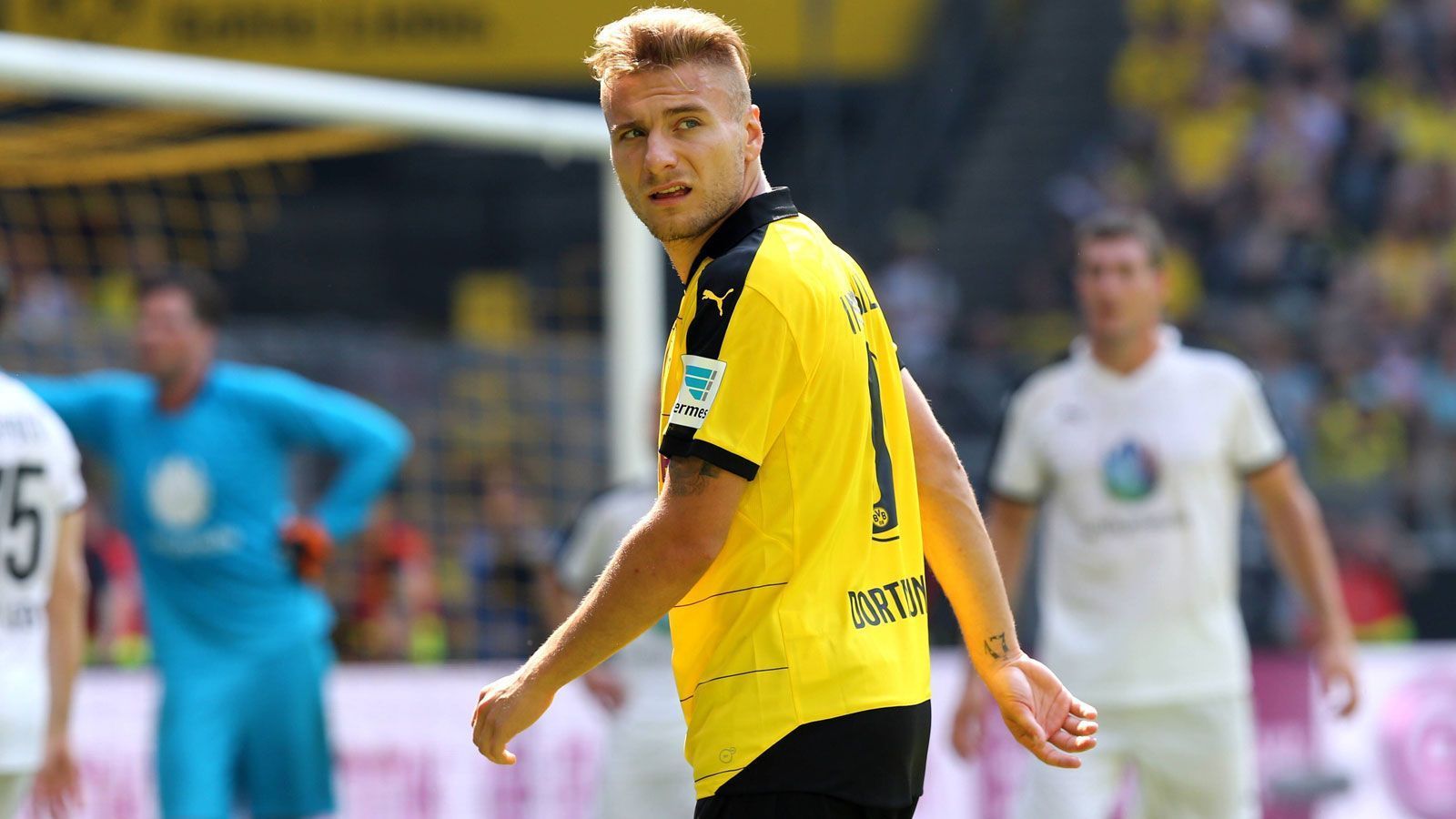 
                <strong>Ciro Immobile</strong><br>
                Mit der Empfehlung von 22 Treffern in 33 Serie-A-Partien wechselte Ciro Immobile 2014 für 18,5 Millionen Euro vom FC Turin an den Borsigplatz. Die Aufgabe war klar: Der Italiener sollte nach dem Abgang von Robert Lewandowski die neue Nummer eins im BVB-Angriff werden. "In Ciro Immobile bekommen wir einen flexiblen und dynamischen Angreifer, der sich auf beeindruckende Art und Weise in einer europäischen Top-Liga durchgesetzt hat", so Sportdirektor Michael Zorc nach dem Transfer. Allerdings mussten die BVB-Bosse schnell feststellen, dass der Mittelstürmer in Deutschland (nur zehn Tore in 34 Spielen für den BVB) nicht wie erhofft funktionierte. Auch beim FC Sevilla klappte es im Anschluss nicht, seit seiner Rückkehr nach Italien schießt der Nationalspieler aber wieder das italienische Oberhaus kurz und klein und feierte mit Lazio Rom unter anderem einen Pokalsieg.
              