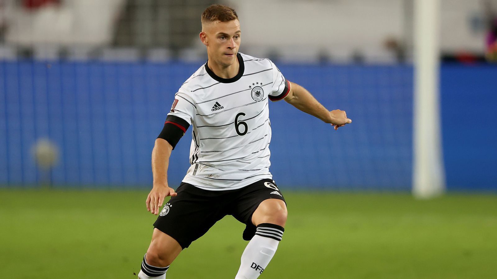 
                <strong>Joshua Kimmich</strong><br>
                Ein starkes Spiel! Kimmich überzeugt von der ersten Spielminute an mit Übersicht und Passgenauigkeit. Er leitet den Angriff zum 1:0 und 4:0 ein, bereitet per Freistoß zudem das 2:0 für Rüdiger vor. ran-Note: 1
              