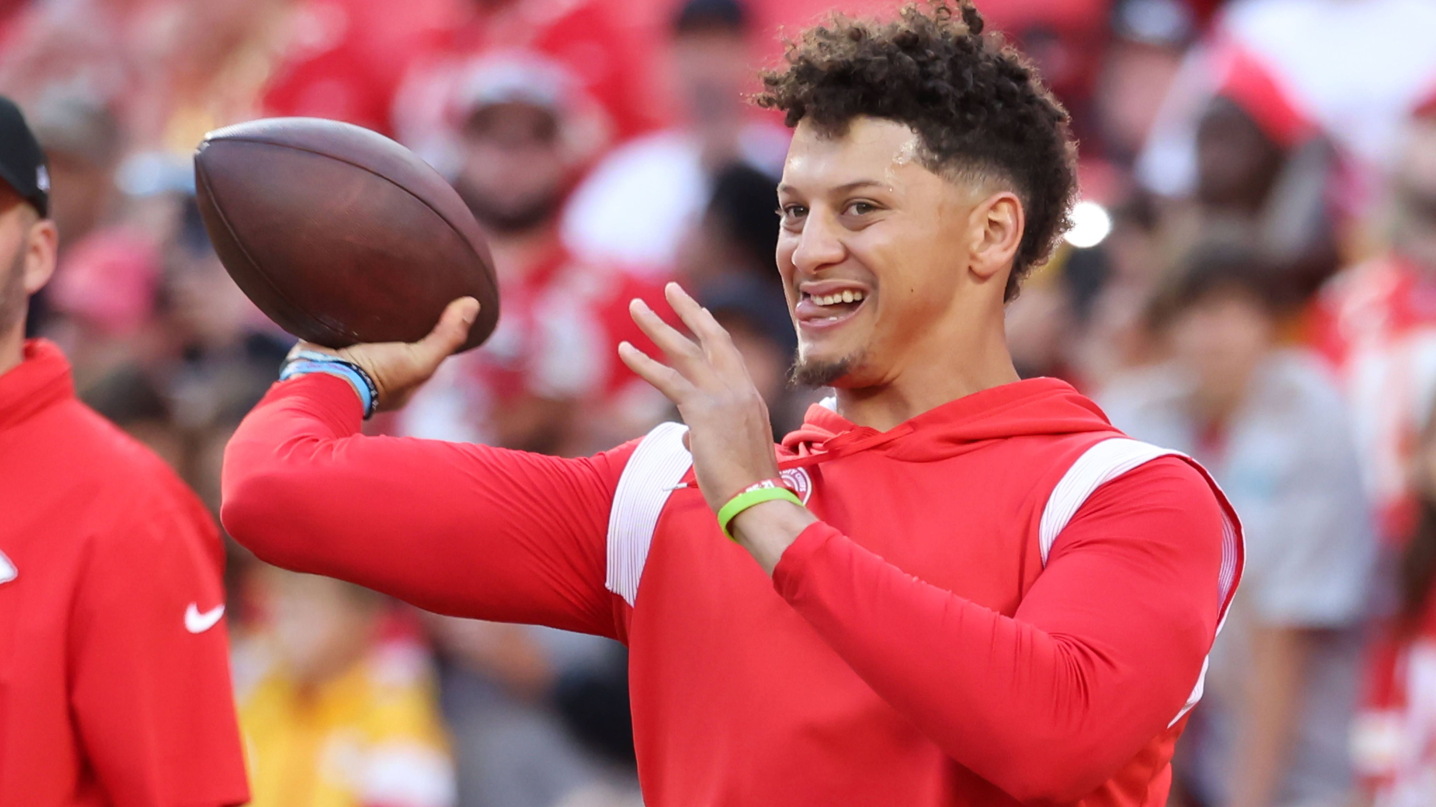 <strong>Weitere Investments</strong><br>Damit nicht genug. Mahomes besitzt gemeinsam mit seiner Frau Brittany auch Anteile am Fußballteam Kansas City Current aus der National Women's Soccer League. Zudem ist Mahomes auch Investor beim MLB-Team Kansas City Royals. Abseits des Sports ist der Chiefs-Quarterback bei "Whataburger", "Whoop" und "Hyperice" beteiligt. Laut "sportskeeda" ist Mahomes zurzeit fast 100 Millionen US-Dollar "wert".