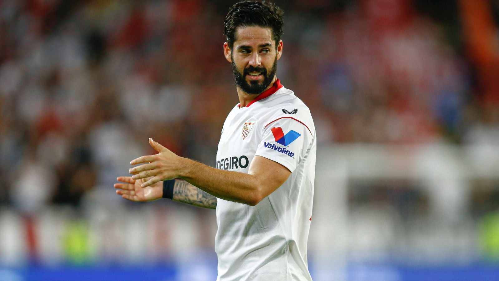 
                <strong>Isco (Union Berlin)</strong><br>
                Es gab in der deutschen Medienlandschaft seit Tagen kein anderes Thema mehr. Francisco Ramon Alarcon Suarez - besser bekannt als Isco - sollte bei Union Berlin unterschreiben. Was erst wie ein Fantasiegerücht aus dem FIFA-Karrieremodus klang, wurde relativ schnell konkret. Als sich alle Beteiligten über einen Transfer des vereinslosen fünffachen Champions-League-Siegers einig waren, soll der Berater von Isco auf einmal eine höhere Gehaltssumme gefordert haben. Trotz bestandenem Medizincheck blies Geschäftsführer Oliver Ruhnert den Transfer ab.
              