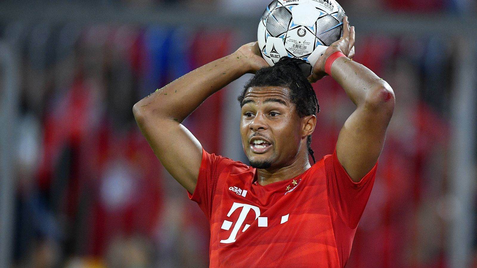 
                <strong>Serge Gnabry</strong><br>
                Gibt den Assist zum 1:0 auf den durchgestarteten Lewandowski. Stellt Gegenspieler Mittelstädt immer wieder vor arge Probleme im Zweikampf. Auf unerklärliche Weise stellt er wie die gesamte Münchner Mannschaft ab der 30. Minute das Spielen ein. Auffälligster Münchner Offensivspieler nach der Pause. Spielt einen starken Ball in den Strafraum auf Coman, der die große Chance zum Ausgleich liegen lässt (52.). Seinen strammen Distanzschuss kann Jarstein parieren (55.). Beweist gute Übersicht beim Pass auf Tolisso, der die Großchance zum 3:2 liegen lässt. Macht in der 87. Minute für Alphonso Davies Platz. ran-Note: 2
              