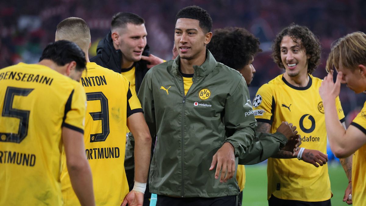 01.10.2025, xfanx, Fussball UEFA Champions League, Borussia Dortmund - Athletic Bilbao v.l. Jobe Bellingham (BVB), mittig im Bild, beim Abschlussjubel mit seinen Mannschaftskollegen nach dem Sieg g...
