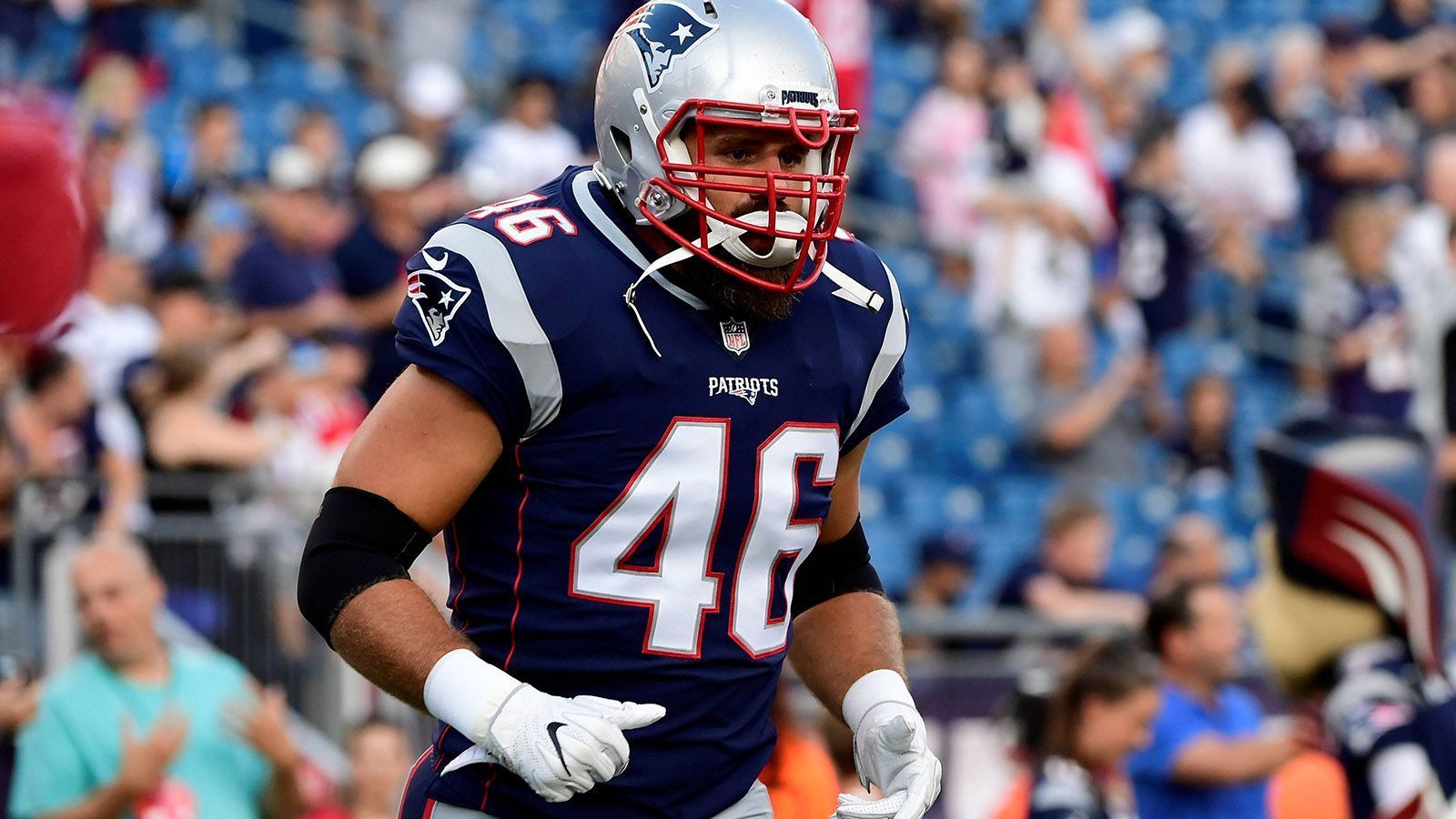 
                <strong>James Develin (Fullback, New England Patriots)</strong><br>
                Die Namen von Fullbacks bekommt man in der NFL allgemein nur sehr selten zu hören. Für die Patriots ist James Develin allerdings enorm wichtig. Als Vorblocker hat er einen großen Anteil daran, dass die "Pats" mit 18 Rushing-Touchdowns die drittmeisten der Liga erzielt haben und mit 127,3 Rushing-Yards pro Spiel ligaweit auf Platz fünf stehen. Noch verrückter ist seine Laufstatistik. Es gibt wohl keinen effektiveren Spieler als Develin. Sechs Laufversuche, acht Yards und dabei vier Touchdowns stehen für ihn zu Buche. Diese Qualitäten werden die Patriots gegen die gute Chargers-Defense dringend gebrauchen können.
              