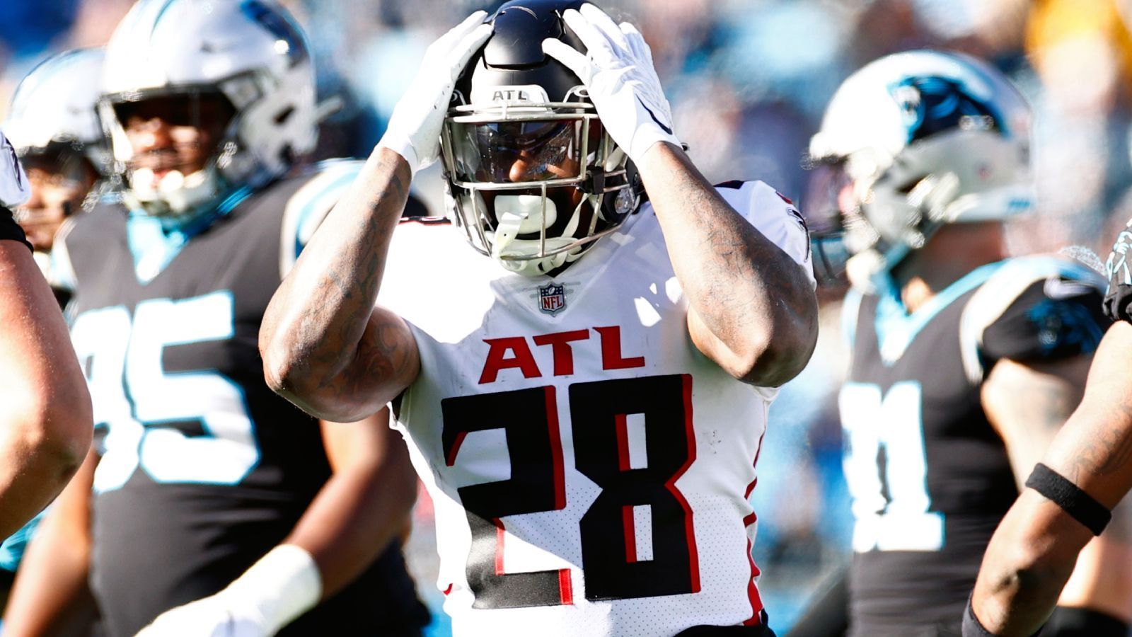 
                <strong>Atlanta Falcons</strong><br>
                Für viele Experten gehen die Atlanta Falcons als das nominell schwächste Team in den 2022er NFL Draft. Nicht nur haben die Falcons Calvin Ridley durch Sperre und Matt Ryan durch Trade verloren, großartig in die Offensive sind die Mannen aus Georgia in der Free Agency auch nicht gegangen. Kurzum: Die Falcons sind im Rebuild-Modus. Ein guter Draft wird vermutlich nicht einmal reichen, um das Team wieder in Sphären von 2016 zu bringen, als die Falcons den Super Bowl erreichten.
              