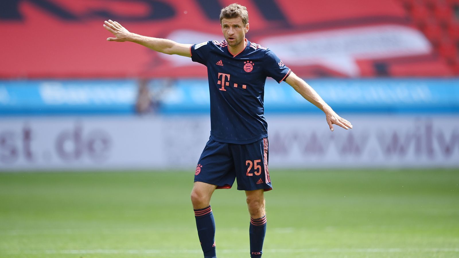 
                <strong>Thomas Müller</strong><br>
                In der Anfangsphase mit mehreren Ballverlusten, seine ersten Flanken finden unglücklich keinen Abnehmer. Kann in der 26. Minute einen langen Boateng-Pass in die Tiefe nicht verwerten. Wird im Laufe des Spiels aber immer besser, steuert insgesamt zwei Assists bei. Bereitet erst zusammen mit Coman Goretzkas 2:1 vor. Nach der Pause weiter fleißig, leitet mit einer sehenswerten Flanke auf den heranstürmenden Lewandowski dessen 4:1 ein. Holt sich allerdings durch eine überflüssige Aktion Gelb ab und ist gegen Gladbach gesperrt. Daher ran-Note: 3
              