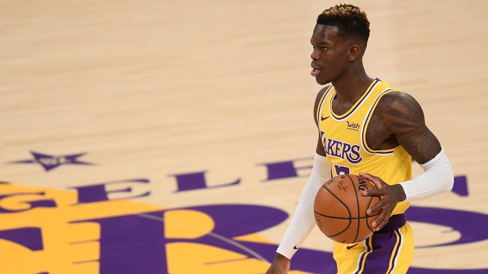 
                <strong>Dennis Schröder bleibt bei den Los Angeles Lakers</strong><br>
                Der Braunschweiger wechselte erst vor der Saison von den Oklahoma City Thunder zu den Lakers und konnte sich seither gut einbringen. Im Team mit LeBron James und Anthony Davis lief es eigentlich gut, doch beide Superstars verletzten sich. Aktuell sammeln die Lakers Niederlage um Niederlage, allerdings bekommt Schröder noch mehr Spielzeit. Im Endspurt vor den Playoffs kann sich der 27-Jährige noch einmal empfehlen.
              