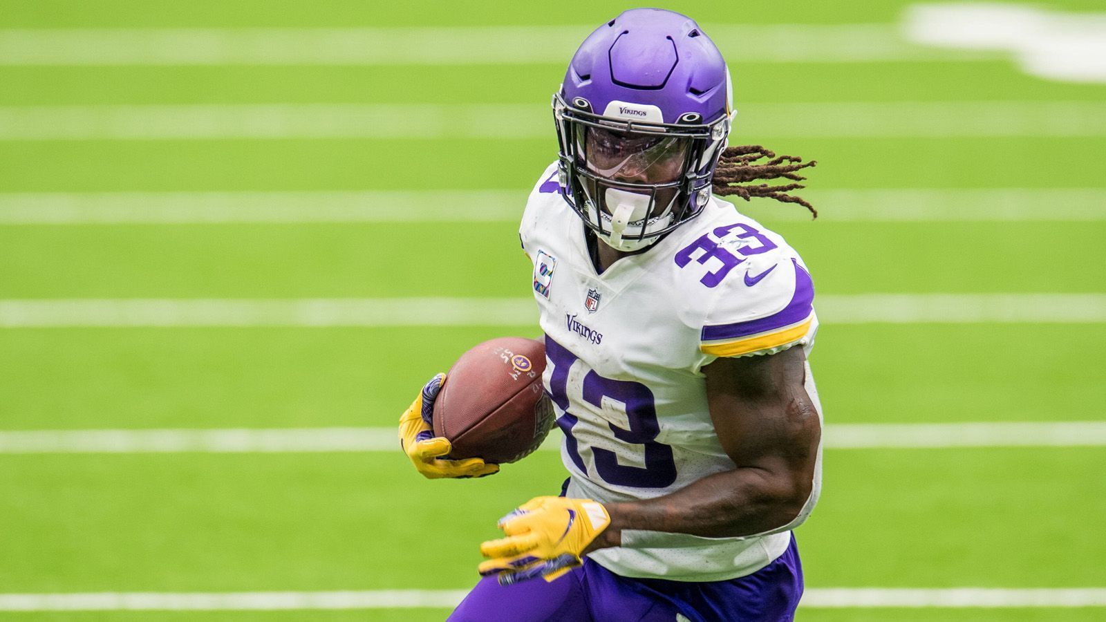 
                <strong>3. Dalvin Cook (Minnesota Vikings)</strong><br>
                Dalvin Cook war in der Saison 2020 mit 1.557 Yards der zweitbeste Running Back der NFL. Der 25-Jährige kam zudem auf 361 Receiving Yards und insgesamt 17 Touchdowns. Cooks vierte Saison bei den Minnesota Vikings war die beste seiner Karriere.
              