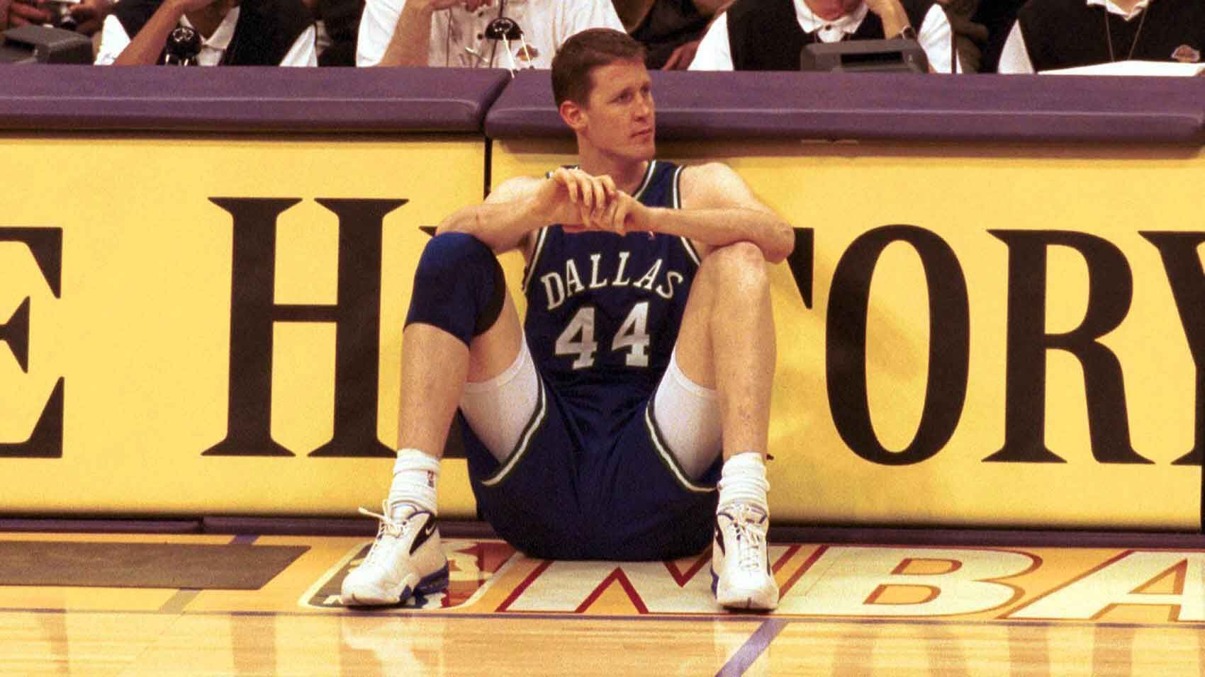 
                <strong>Platz 3 (geteilt): Shawn Bradley</strong><br>
                &#x2022; Größe: 2,29 Meter (US-Größe: 7 foot 6 inches)<br>&#x2022; Teams: Philadelphia 76ers (1993-1995), New Jersey Nets (1995-1997), Dallas Mavericks (1997-2005)<br>&#x2022; Nationalitäten: USA, Deutschland<br>&#x2022; Stats: 6.752 Punkte und 5.268 Rebounds in 832 Spielen<br>
              