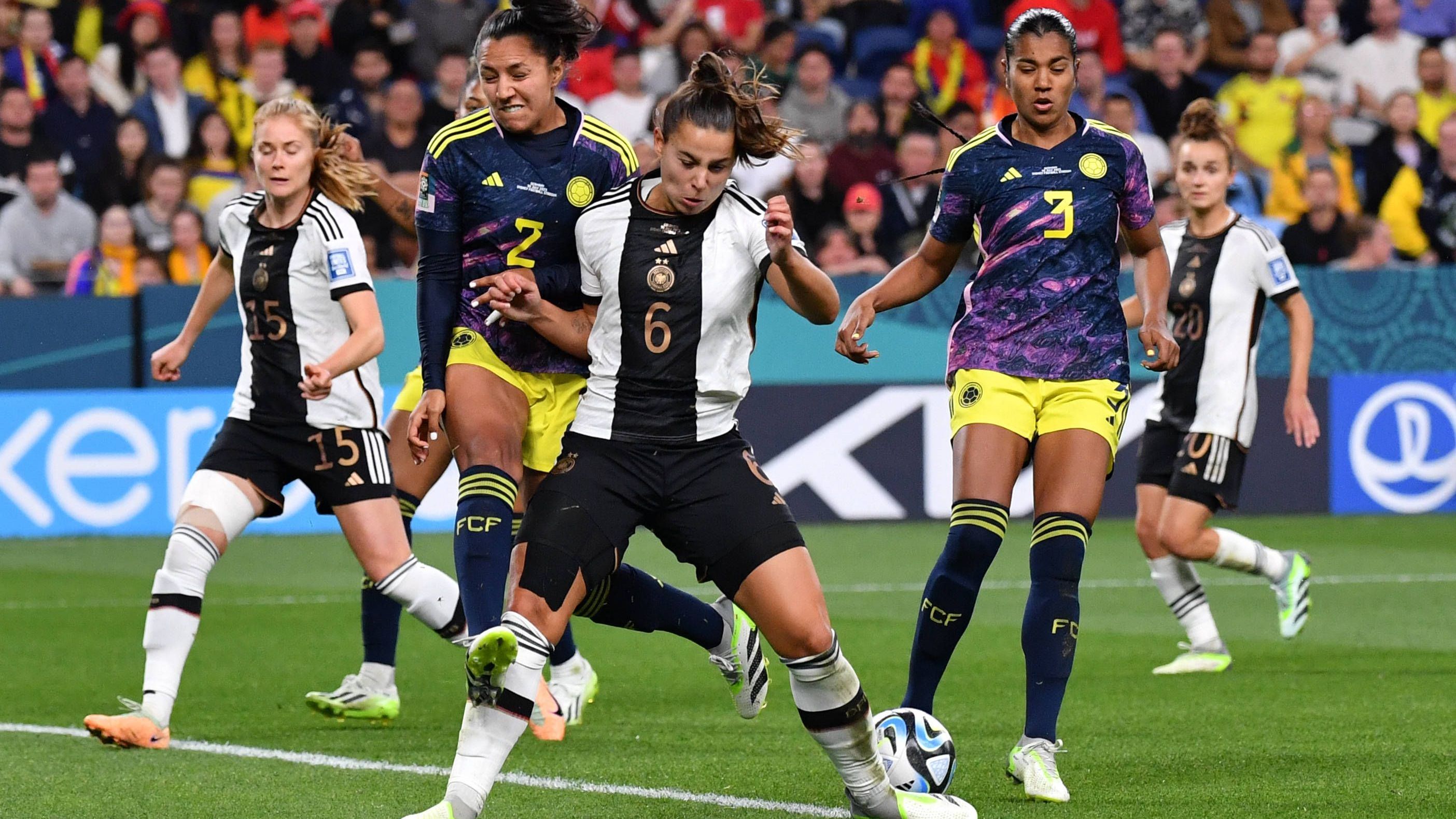 <strong>Noten zur DFB-Pleite gegen Kolumbien</strong><br>Die DFB-Frauen haben ihr zweites Vorrundenspiel bei der WM gegen Kolumbien durch ein Last-Minute-Gegentor mit 1:2 verloren. Insgesamt eine enttäuschende Leistung des Teams, vor allem zwei Spielerinnen fallen deutlich ab. <em><strong>ran</strong></em> zeigt die Noten in der Einzelkritik.