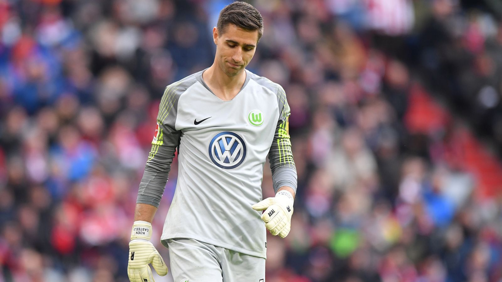 
                <strong>Koen Casteels (VfL Wolfsburg)</strong><br>
                Beim Aufwärmen vor dem 3:1-Sieg gegen Hannover zog sich Wolfsburgs Keeper Koen Casteels eine schwere Muskelverletzung zu. So verpasste der Belgier nicht nur den Derbysieg, sondern auch die restlichen Spiele der laufenden Saison. Ohne Casteels ist Wolfsburgs Bilanz derzeit ausgeglichen: je ein Sieg, ein Unentschieden, eine Niederlage.
              