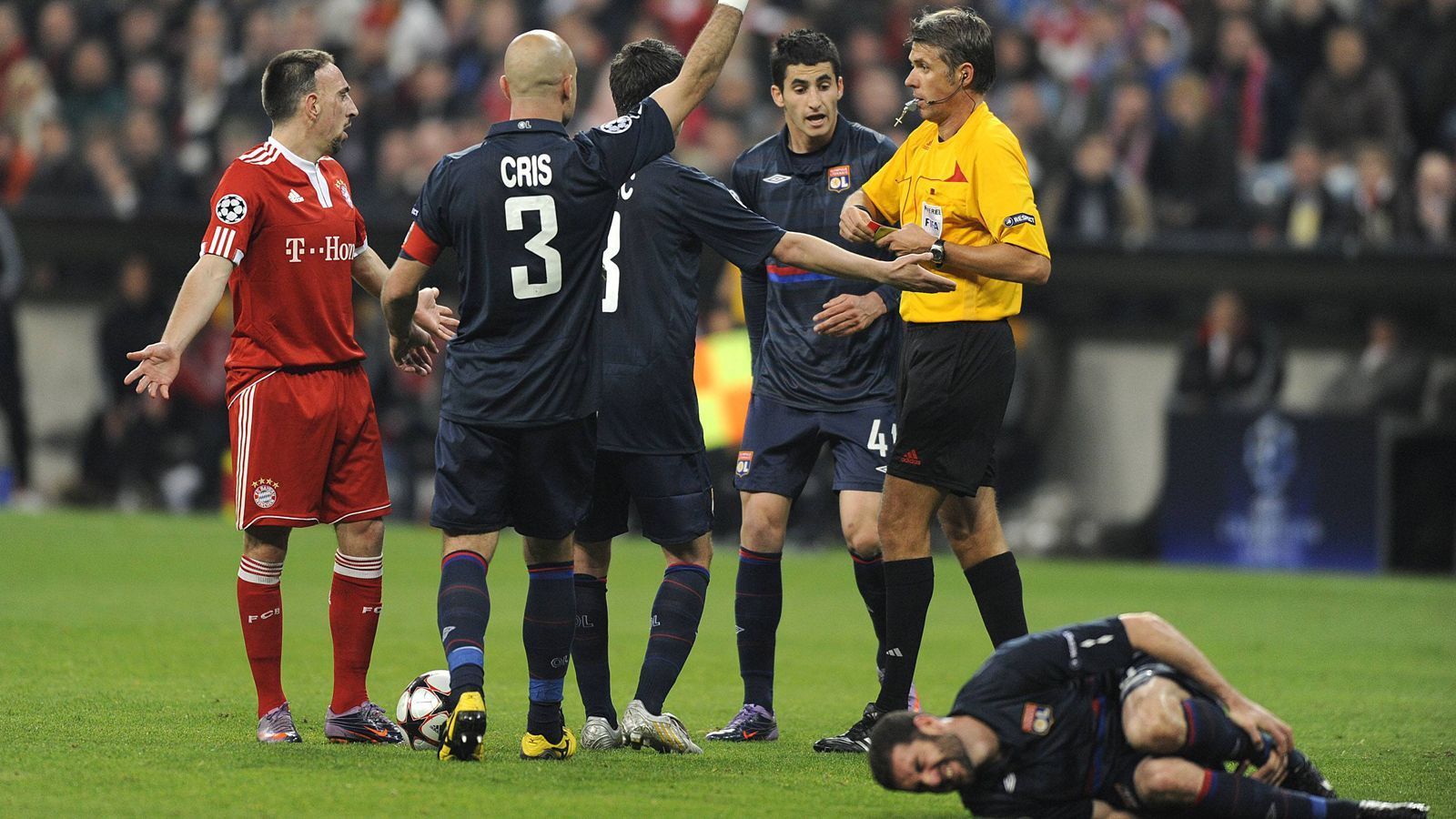 
                <strong>Ribery gegen Lisandro (2010)</strong><br>
                Kurz nach Bekanntwerden seiner Rotlichtaffäre stand er 2010 auf dem Platz zur Champions-League-Partie gegen Olympique Lyon. Dieses Spiel kam wohl etwas zu früh. Schon in der ersten Hälfte grätschte er Lisandro Lopez übel um. Die Folge: Rote Karte.
              