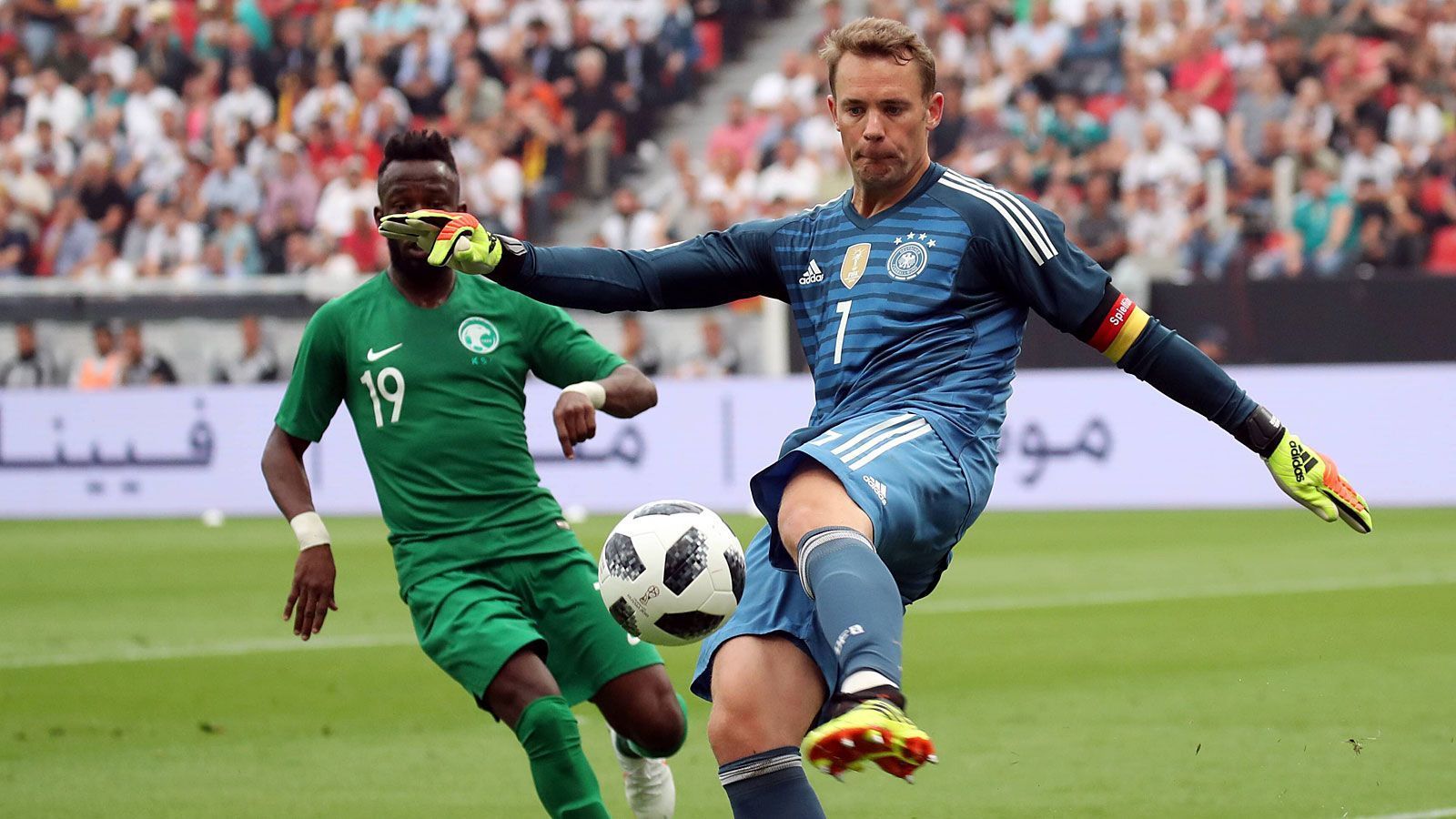 
                <strong>Manuel Neuer</strong><br>
                Bekommt mehr zu tun, als er wohl erwartet hatte. Strahlt die übliche Souveränität aus, dazu mit einer technisch feinen Einlage, als er den Ball erst hochhält und dann wegschlägt. Unter dem Strich in Ordnung, macht in der Halbzeit Platz für Marc-Andre ter Stegen. ran-Note: 3 
              