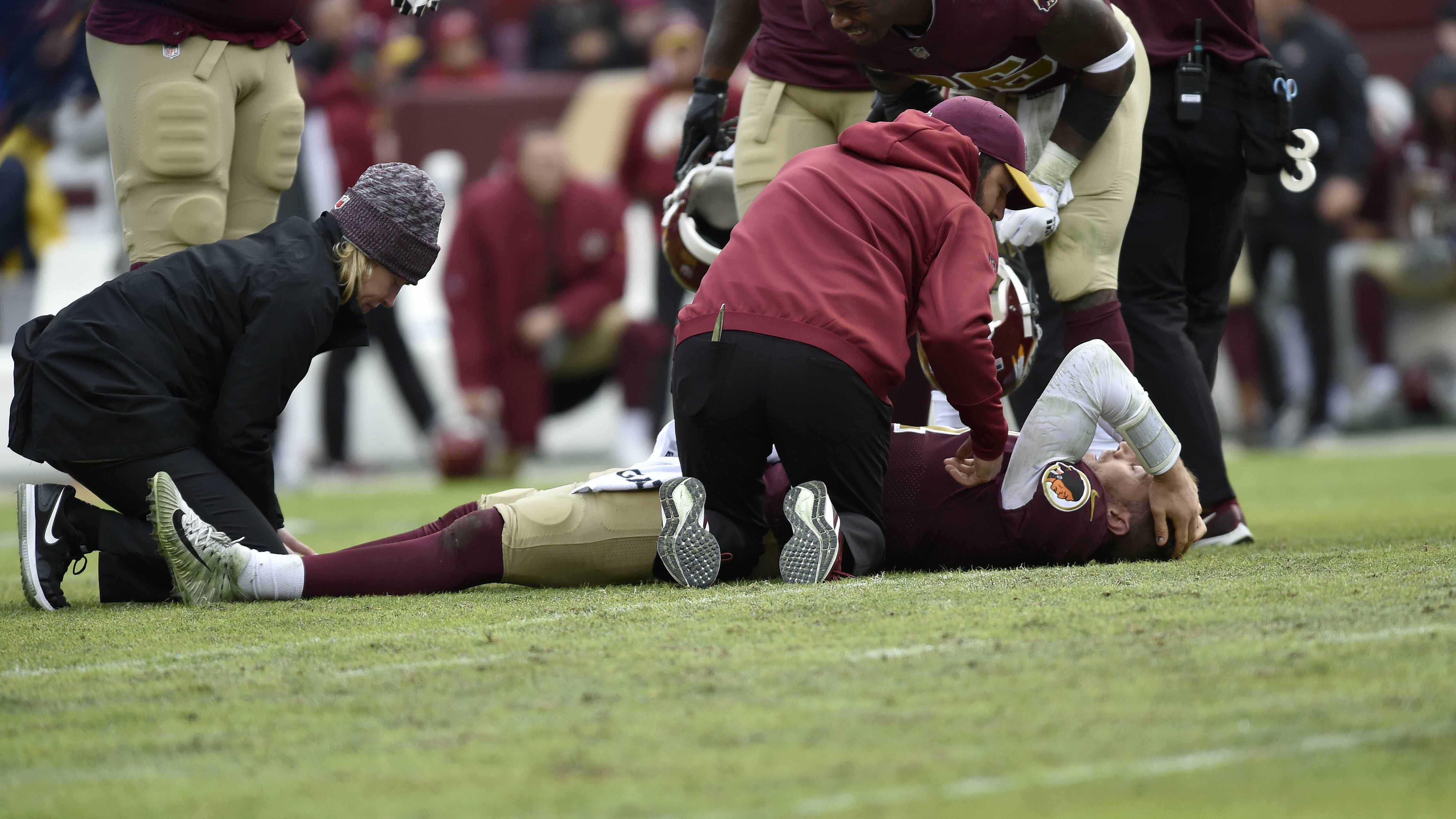 
                <strong>Alex Smith über Emotionen, Geduld und seine Familie nach der Rückkehr</strong><br>
                Es ist vielleicht die emotionalste Rückkehr auf den Trainingsplatz in der NFL-Geschichte. Alex Smith, Quarterback beim Washington Football Team stand am vergangenen Sonntag nach fast zwei Jahren Verletzungspause wieder auf dem Football-Feld und trainierte mit seiner Mannschaft. Nach einem Beinbruch musste sich Smith mindestens 17 Operationen unterziehen und verlor beinahe sein Bein. In einem Interview mit dem amerikanischen Sportsender "ESPN" äußerte sich der ehemalige Nummer-Eins-Pick des Drafts 2005 über die Rückkehr, die dazugehörigen Emotionen und seine Ziele.
              