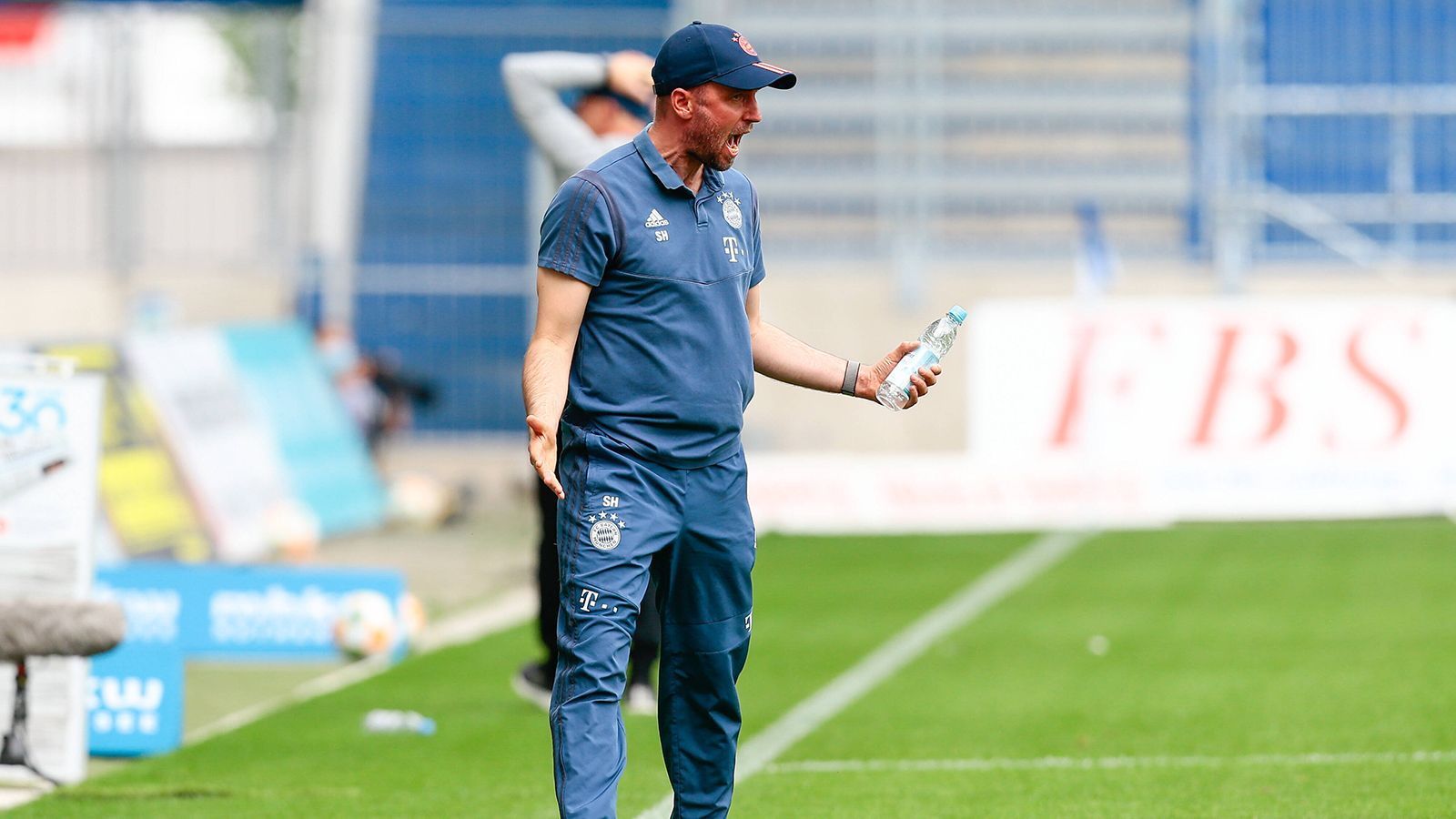 
                <strong>Sebastian Hoeneß mischt die 3. Liga auf</strong><br>
                Der Neffe von Uli und Sohn von Dieter Hoeneß steht als Trainer der U23 an der Tabellenspitze der Dritten Liga. Der 38-Jährige kam 2017 aus der Akademie von RB Leipzig, übernahm dann die U19 der Bayern. Seit dieser Saison trainiert er die Amateure in der Dritten Liga. Als Spieler hat er es aber nicht über die Regionalliga hinaus geschafft.
              