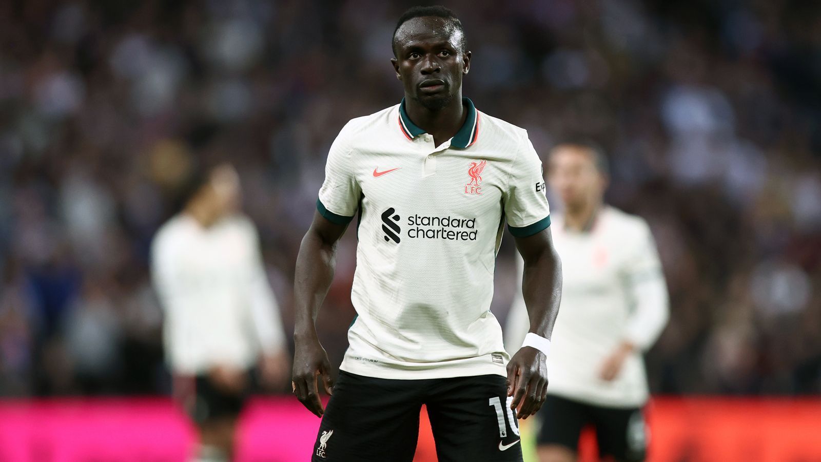 
                <strong>Angriff: Sadio Mane (FC Liverpool)</strong><br>
                Zu immerhin 16 Saisontore brachte es zuletzt Sadio Mane für Liverpool in der Premier League. Der vom FC Bayern umworbene Senegalese war damit klubintern der zweitbeste Torschütze in der Spielzeit 2021/22. Insgesamt hat der 30-Jährige 111 Premier-League-Treffer auf seinem Konto, die er für Liverpool und bereits zuvor für Southampton erzielen konnte. 
              