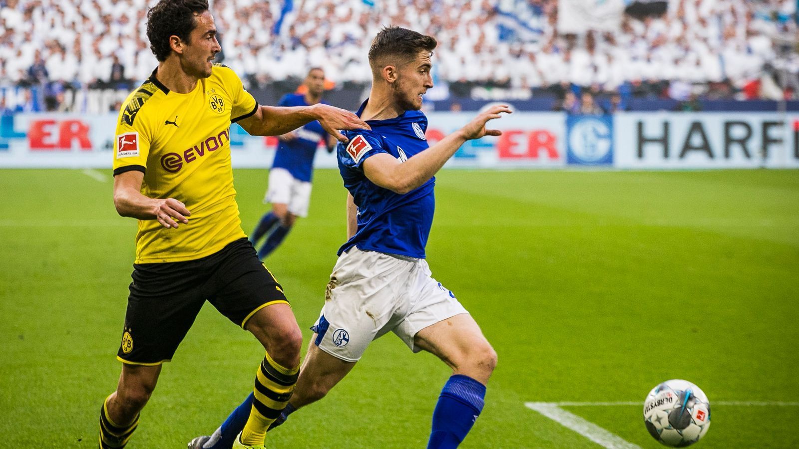 
                <strong>Jonjoe Kenny (Schalke 04)</strong><br>
                Hält gemeinsam mit Daniel Caligiuri seine rechte Abwehrseite gegen Hakimi und Guerreiro bombensicher. Gewinnt über 70 Prozent seiner Zweikämpfe. Starke Vorstellung des Engländers. ran.de-Note: 
              