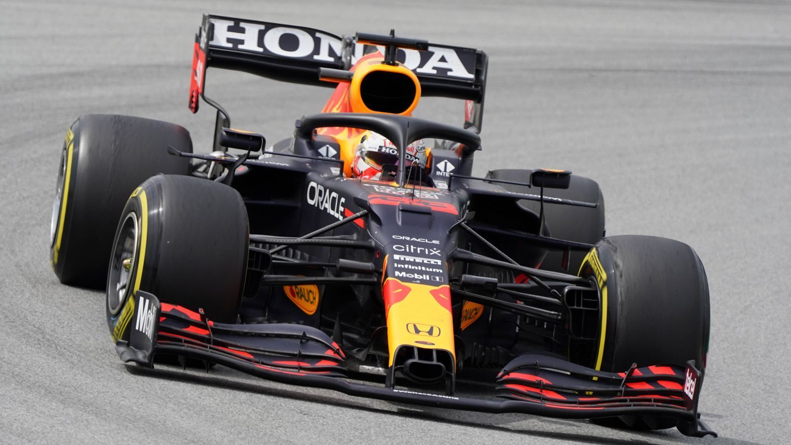 
                <strong>Red Bull RB16B</strong><br>
                RB16B - so heißt der neue Bolide von Max Verstappen und Sergio Perez. Optisch neu ist der "Honda"-Schriftzug, in der vergangenen Saison zierte den Heckflügel noch der Schriftzug "Aston Martin", was jetzt ein eigenes Team ist. Mit dem Boliden will Red Bull Racing Primus Mercedes herausfordern.
              