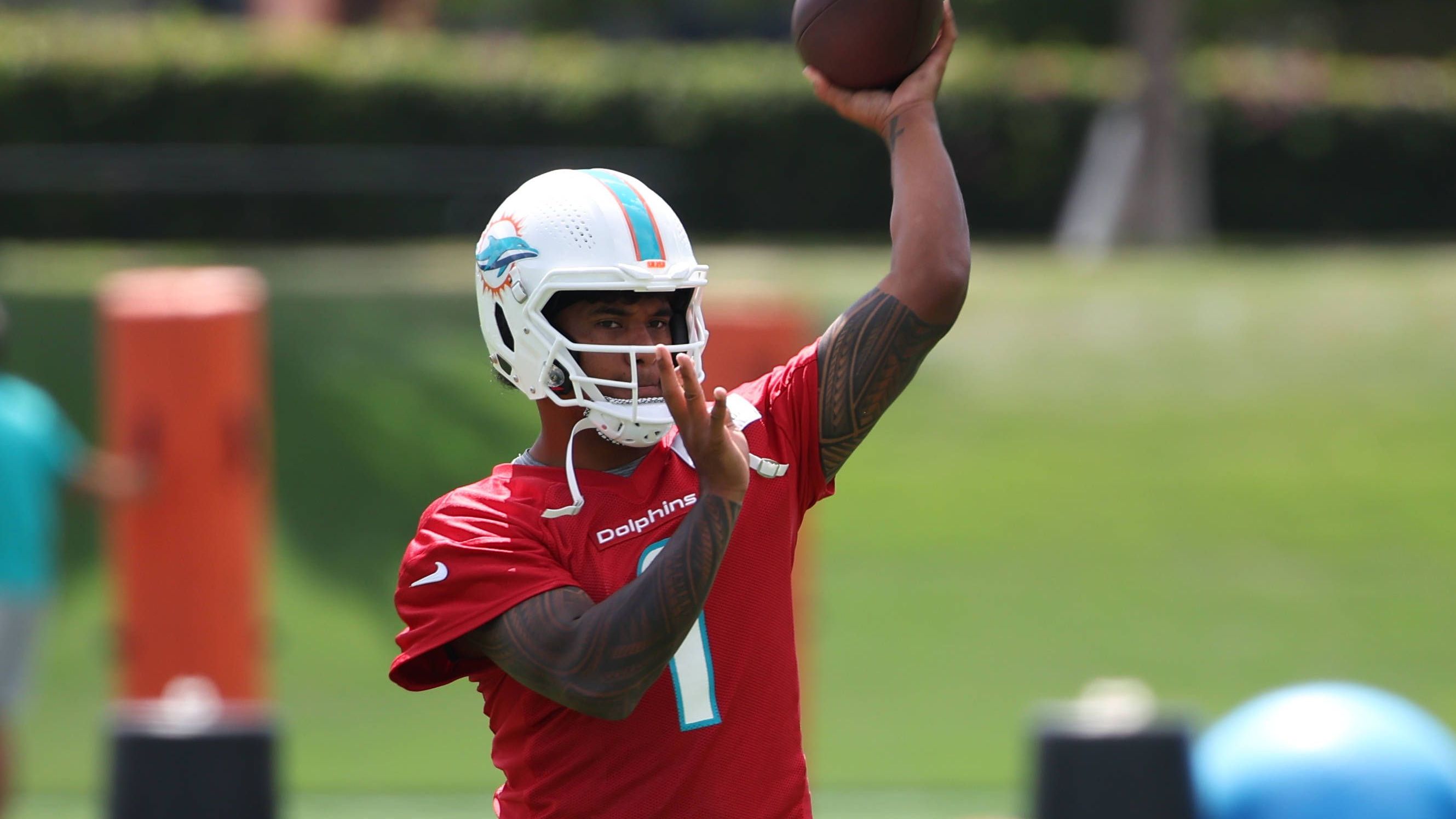 <strong>Tua Tagovailoa (Miami Dolphins)</strong><br>In vier Spielzeiten für Miami zeigte Tagovailoa durchaus immer wieder vielversprechende Leistungen, besonders unter Head Coach Mike McDaniel. Gleichzeitig warfen ihn Verletzungen schon mehrfach aus der Bahn und auch deshalb überzeugte der 26-Jährige bisher nicht wirklich mit Konstanz. Eine hochdotierte Vertragsverlängerung könnte also zum Hochrisiko-Fall werden.