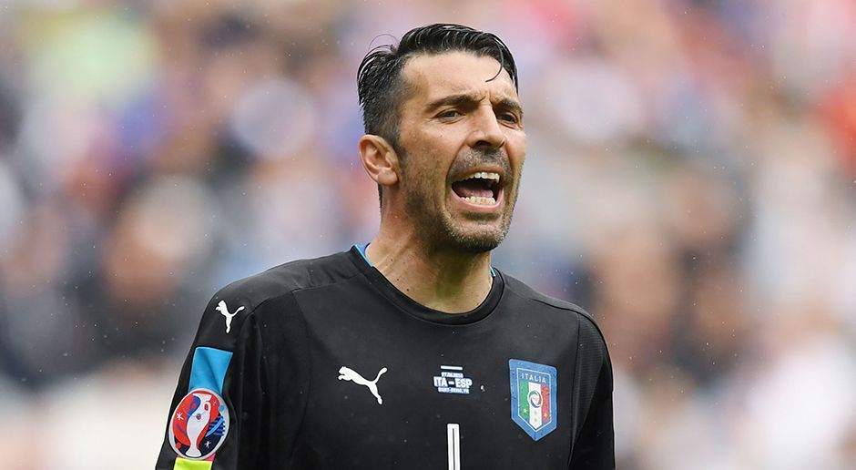 
                <strong>Gianluigi Buffon</strong><br>
                Gianluigi Buffon: Wurde vor der Pause nur einmal geprüft, als Iniesta aus der Distanz abzog. Italiens Rekordnationalspieler behielt auch die Ruhe, als Morata nach einer Ecke aus wenigen Metern zum Abschluss kam. War stets zur Stelle, wenn er gefordert wurde. Kurz vor Schluss fischte er einen Pique-Schuss aus dem Eck. Bleibt bei diesem Turnier ohne Gegentor. ran-Note: 1
              