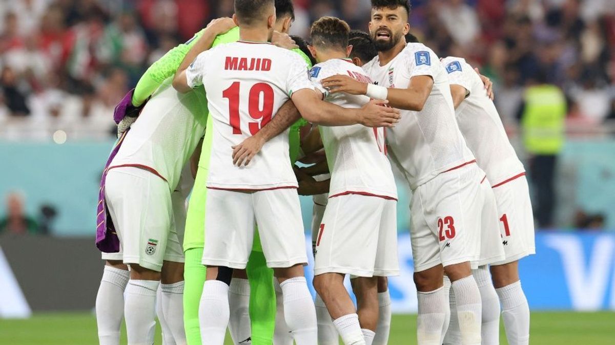 Die iranischen Spieler singen die Nationalhymne mit